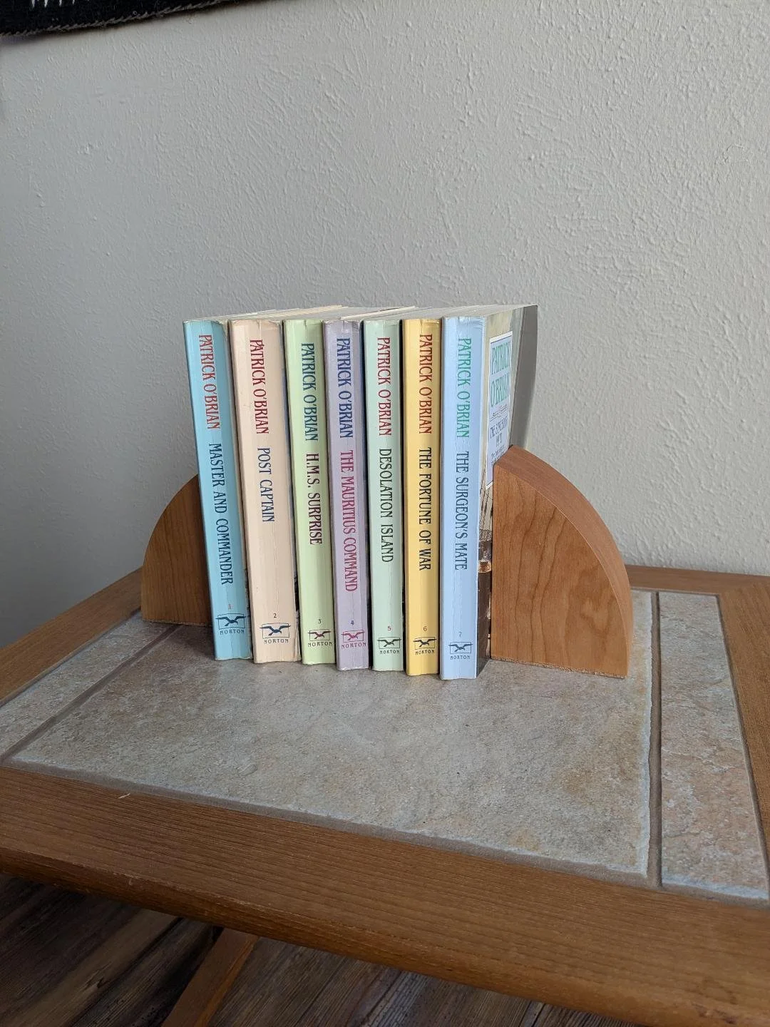 Quinto Acuto bookends holding books.jfif