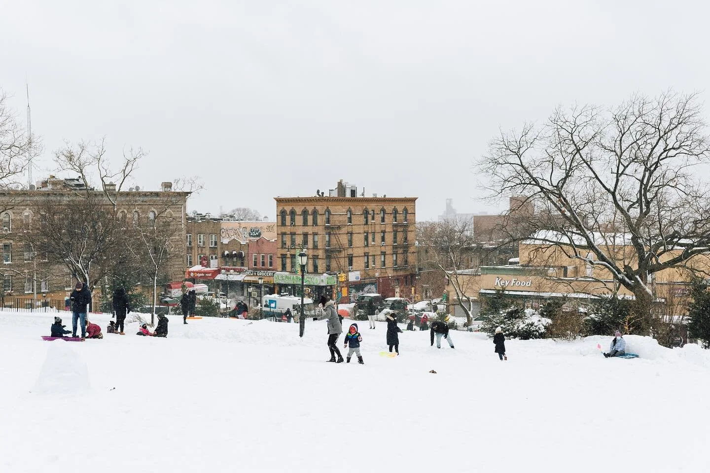 sledding shenanigans in Sunset Park this afternoon🛷 
(and i thought it snowed a lot last time!)
&bull;
&bull;
&bull;
&bull;
#TDMMAG #capturestreets #reportage #burnmyeye #streets_storytelling #photojournalist #documentaryphotography #photostory #mys