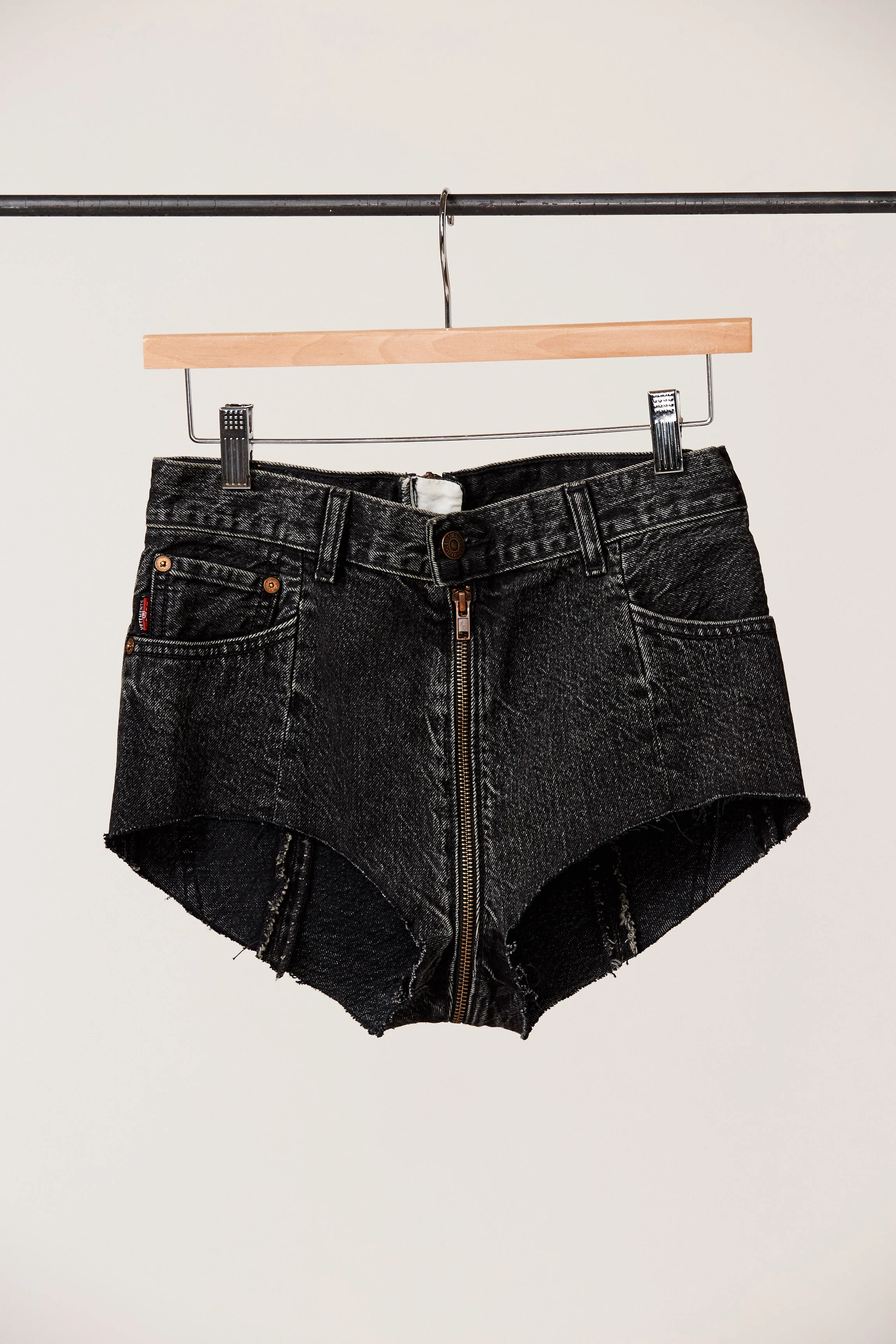 *17_H1_VETEMENTS_LAYDOWN_W_2_FRONT_31198.jpg