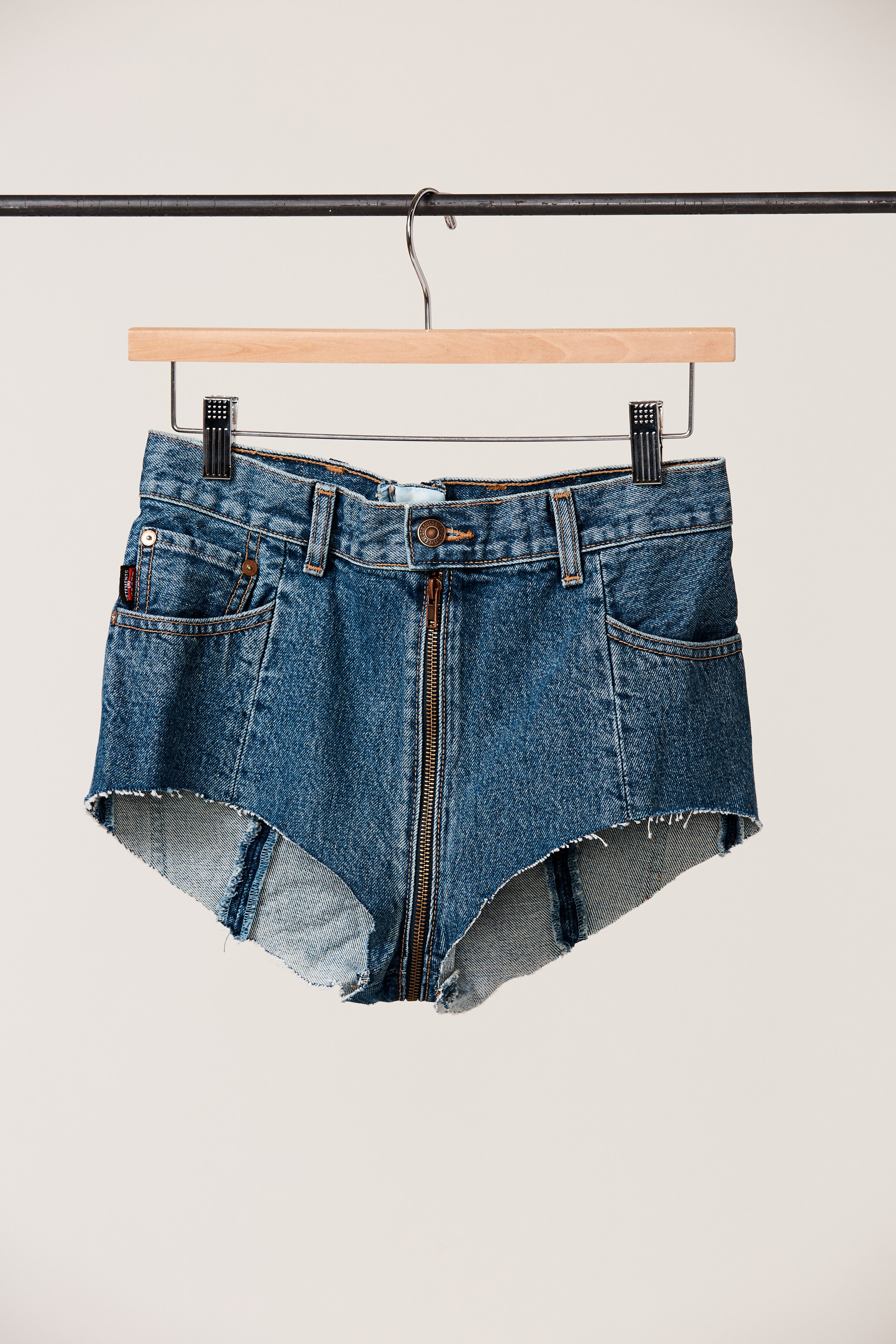 *17_H1_VETEMENTS_LAYDOWN_W_3_FRONT_31204.jpg
