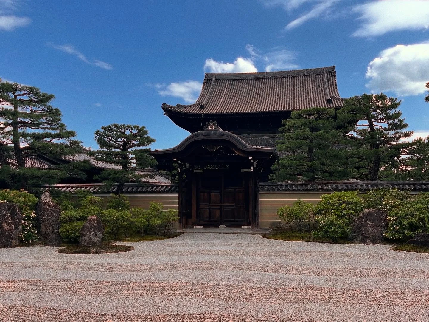 Kenninji temple was my favorite part of entire trip to Japan. It&rsquo;s 800 years old 🩵💚🐲
