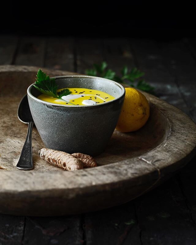 Gulerods- og blomk&aring;lssuppe 😋

En nem men virkelig l&aelig;kker suppe, som samtidig er fuld af blandt andet B,C og E vitamin samt kalium, magnesium, kalk, jern, mangan og zink. 
Du skal bruge:
1 spsk kokosolie
1 l&oslash;g, pillet og sk&aring;r