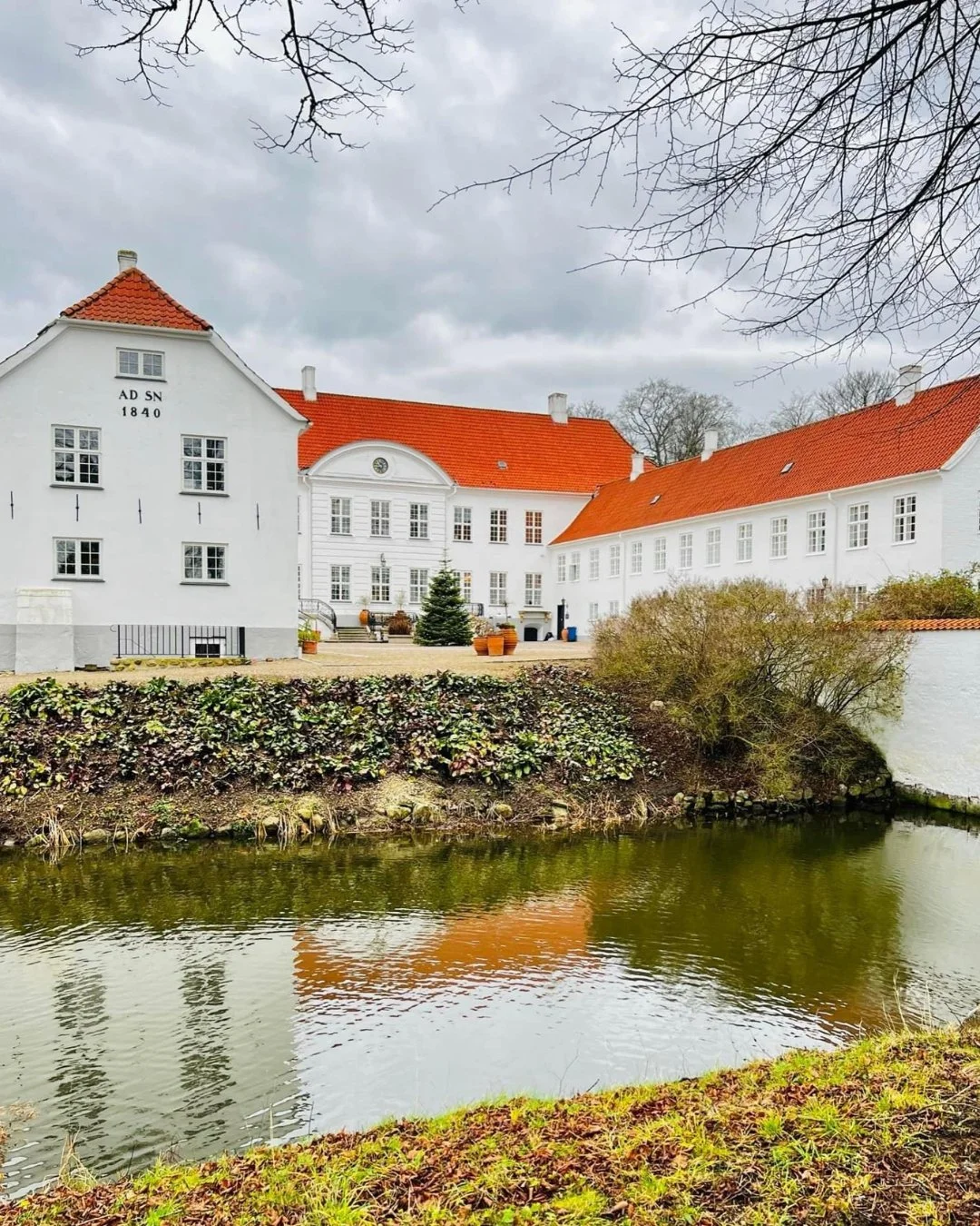 Kroppen rummer s&aring; mange af de svar, vi leder efter i hovedet. P&aring; vores Nyt&aring;rs retreat giver du kroppen en detox og en pause fra hverdagens stress og jag.🧘⁠
⁠
Du f&aring;r fornyet dit velv&aelig;re ved at skabe en dybere forbindelse