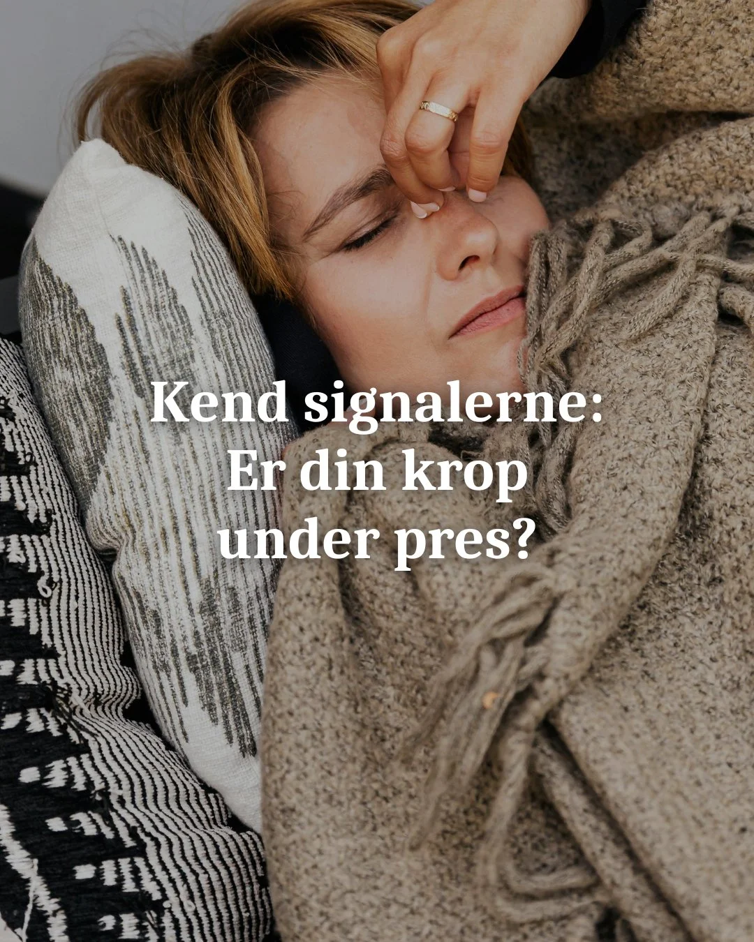 Stiv l&aelig;nd, musearm, sp&aelig;ndingshovedpine, sanseforstyrrelse, problemer med hum&oslash;ret og energien... ⁠
⁠
Kender du f&oslash;lelsen? 😔⁠
⁠
Det kan v&aelig;re tegn p&aring;, at din kropsholdning har brug for opm&aelig;rksomhed. Din krop p