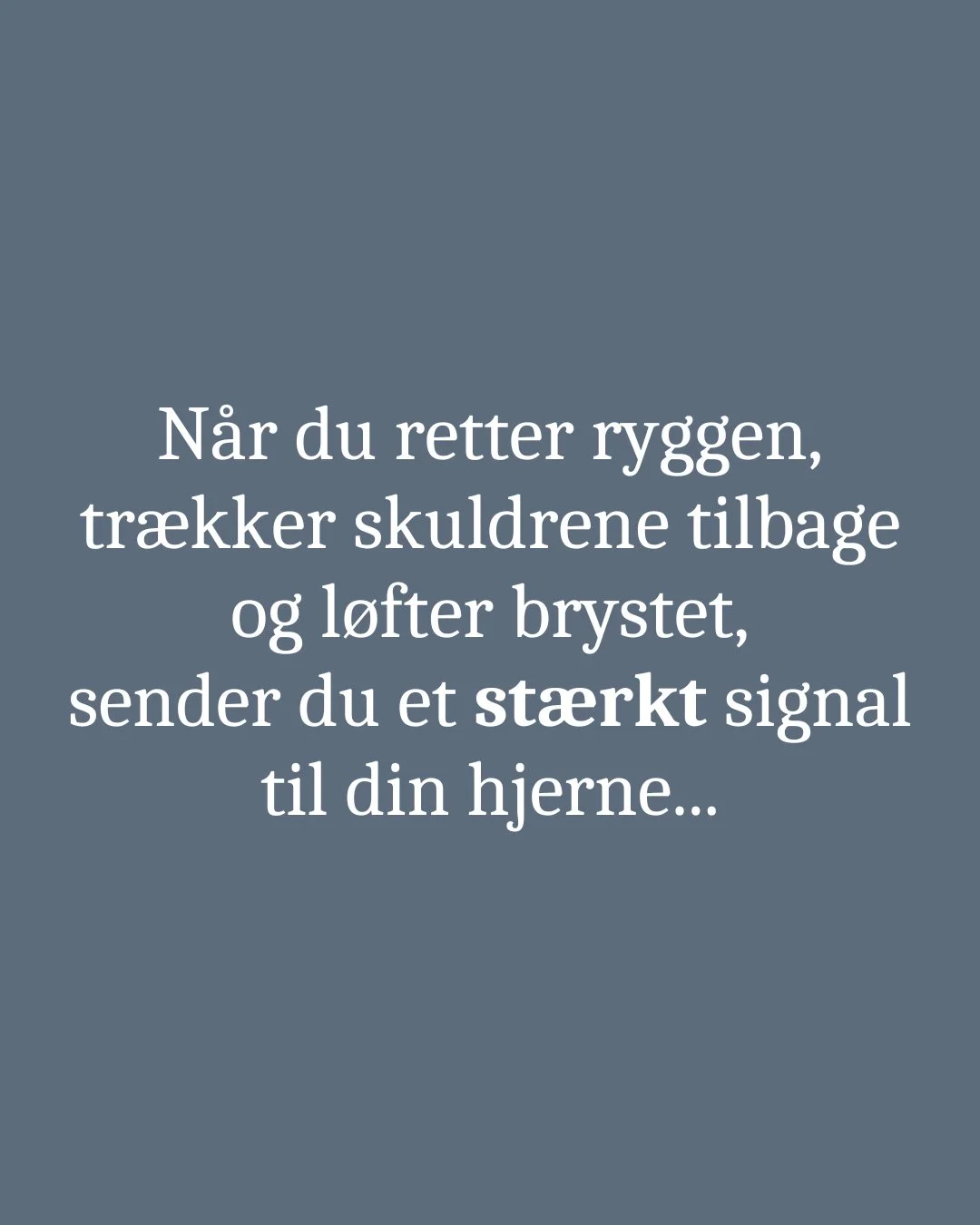 En simpel justering i din kropsholdning, kan &aelig;ndre din dag! 🌟 ⁠
⁠
N&aring;r du retter ryggen, tr&aelig;kker skuldrene tilbage og l&oslash;fter brystet, sender du et st&aelig;rkt signal til din hjerne: ⁠
⁠
&rdquo;Jeg har kontrol, jeg er st&aeli