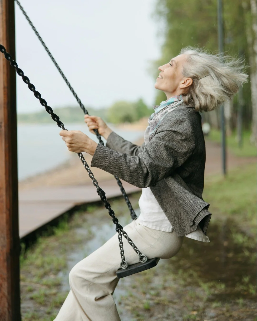 D&aring;rlig kropsholdning kan p&aring;virke din vejrtr&aelig;kning, og det er noget, mange ikke t&aelig;nker over! 🫁⁠
⁠
N&aring;r vi sidder sammenkr&oslash;bet, kan det komprimere brystkassen og g&oslash;re det sv&aelig;rt at tr&aelig;kke vejret dy