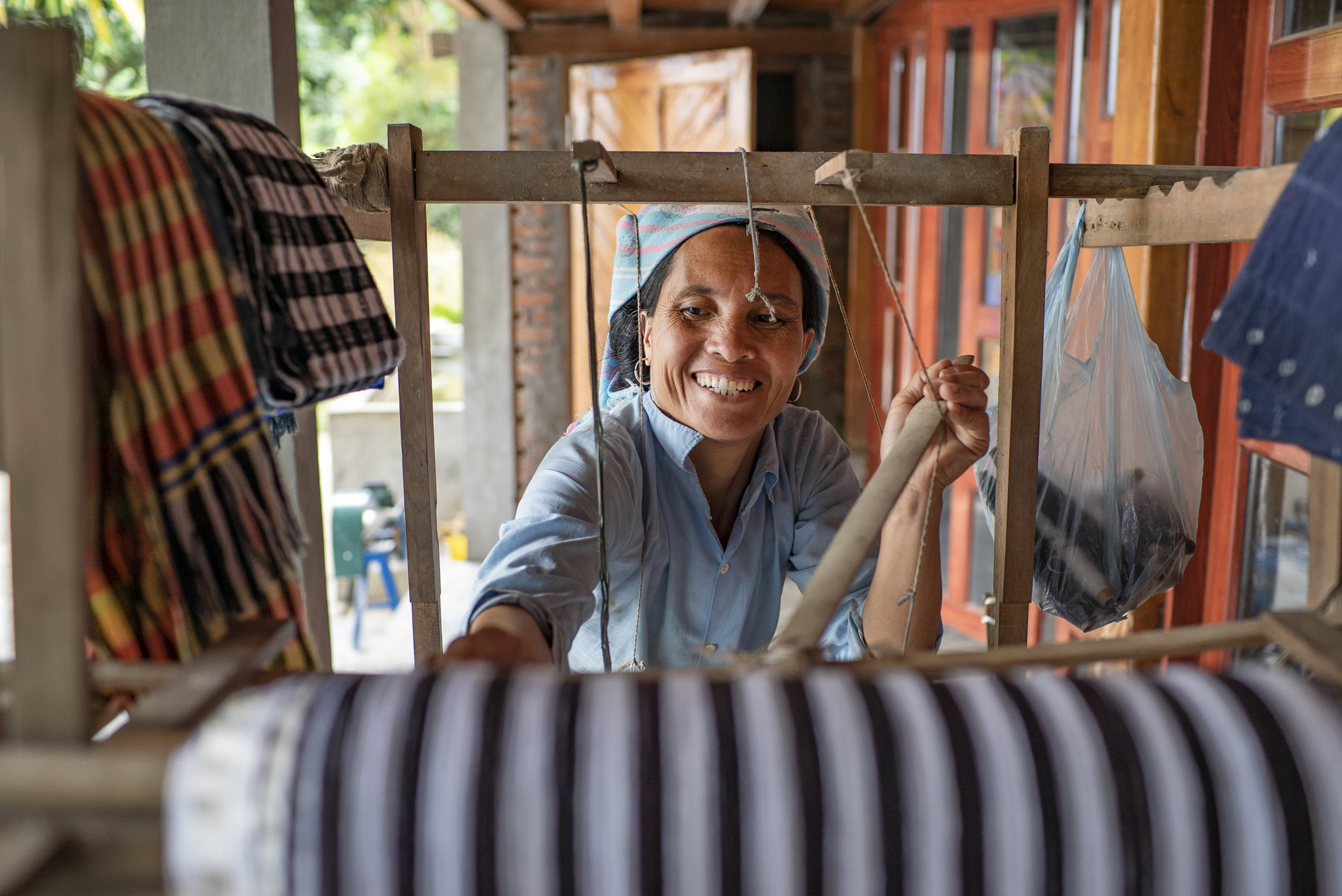 Tay tribal lady, weaving at the homestay in Ban Ho Village