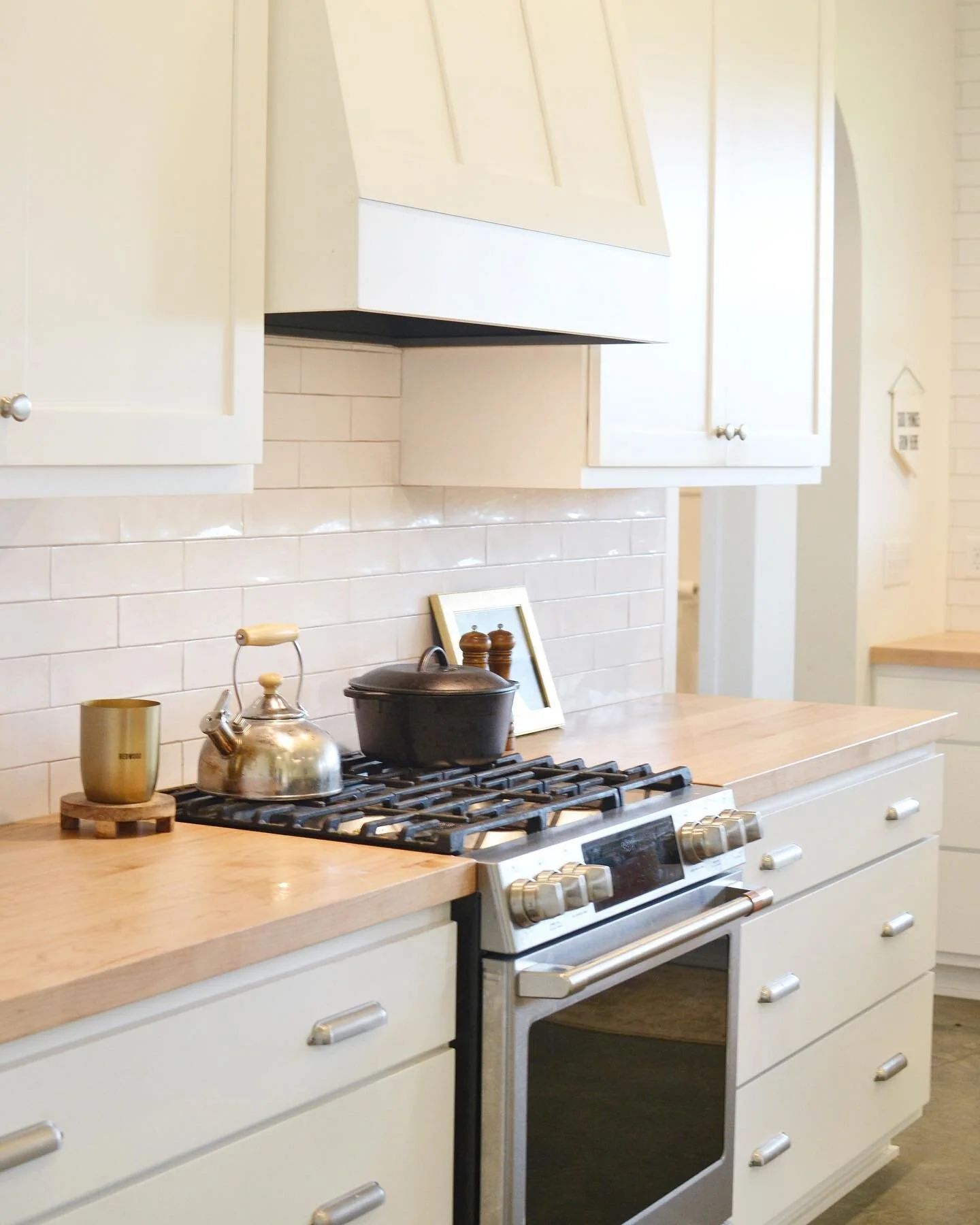 Classic white never goes out of style! Still love the butcher block we used on the perimeter counters. So much added warmth in this farmhouse kitchen ✨ 

#whitekitchen #neutralkitchen #modernfarmhouse #homedesign #customhome #newconstruction #home #m