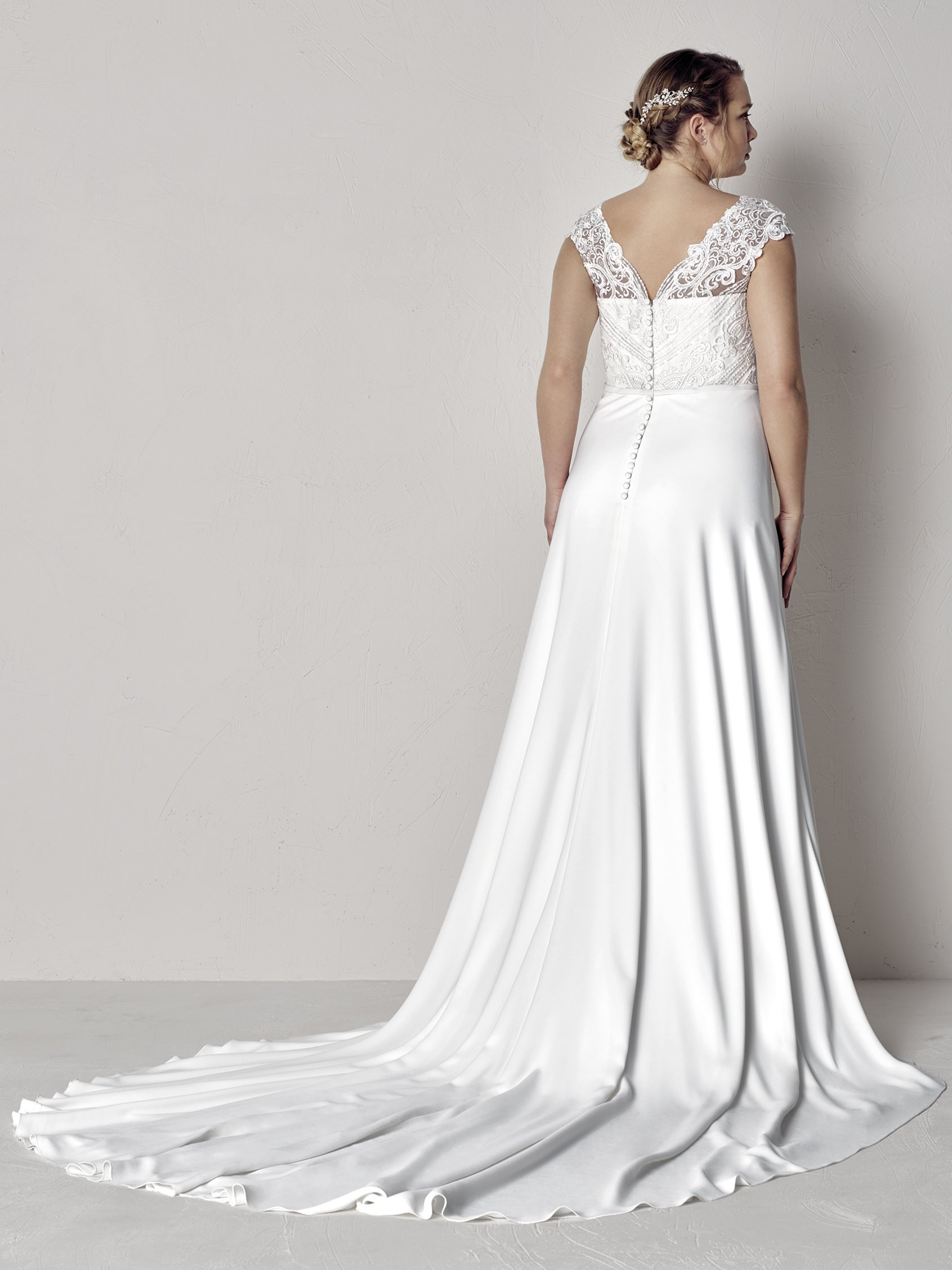 PronoviasBridal-BridesbyYoung-PlusSizeWeddingDress-Eyra-1.jpg