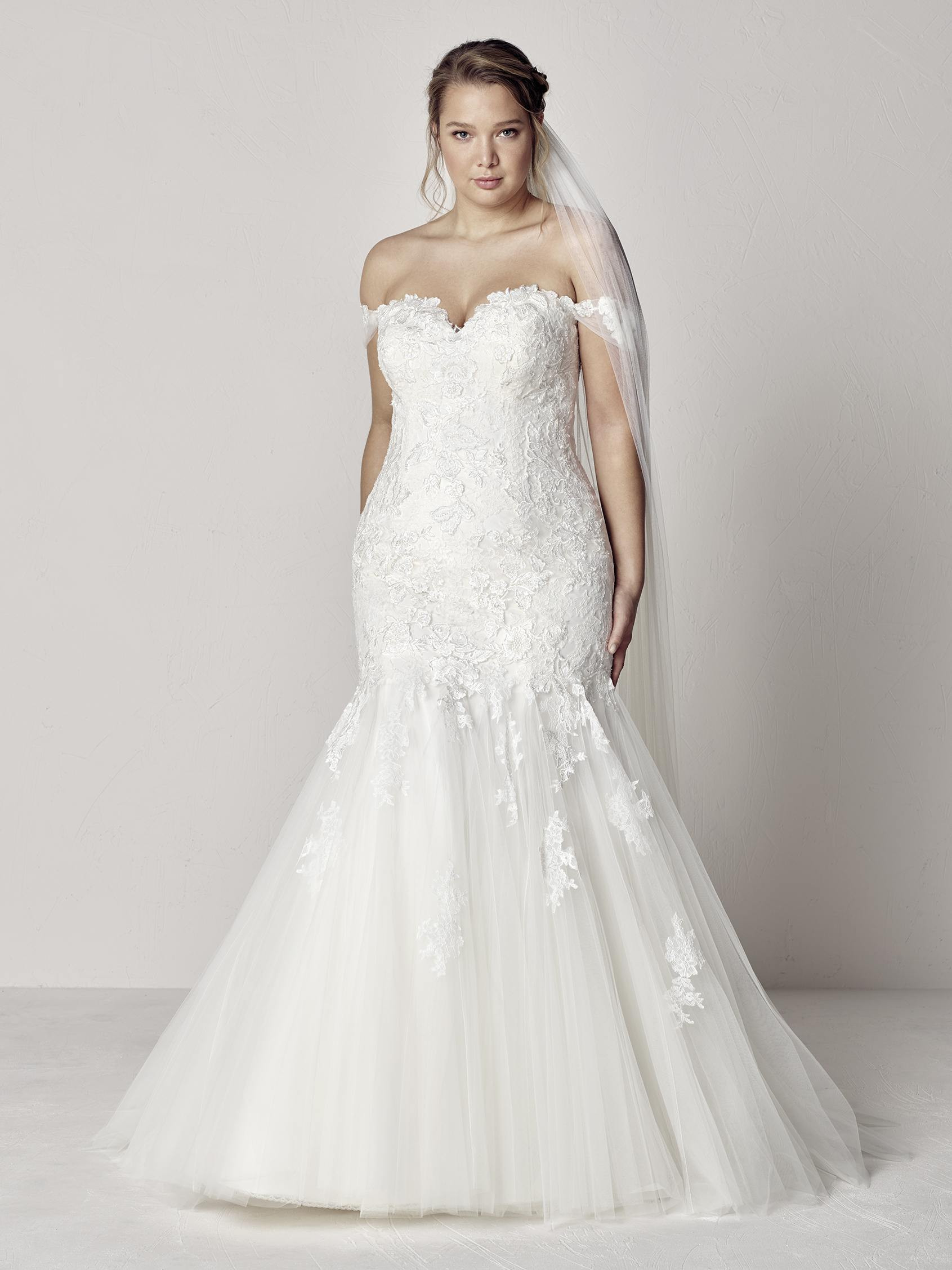 PronoviasBridal-BridesbyYoung-PlusSizeWeddingDress-Extrem.jpg