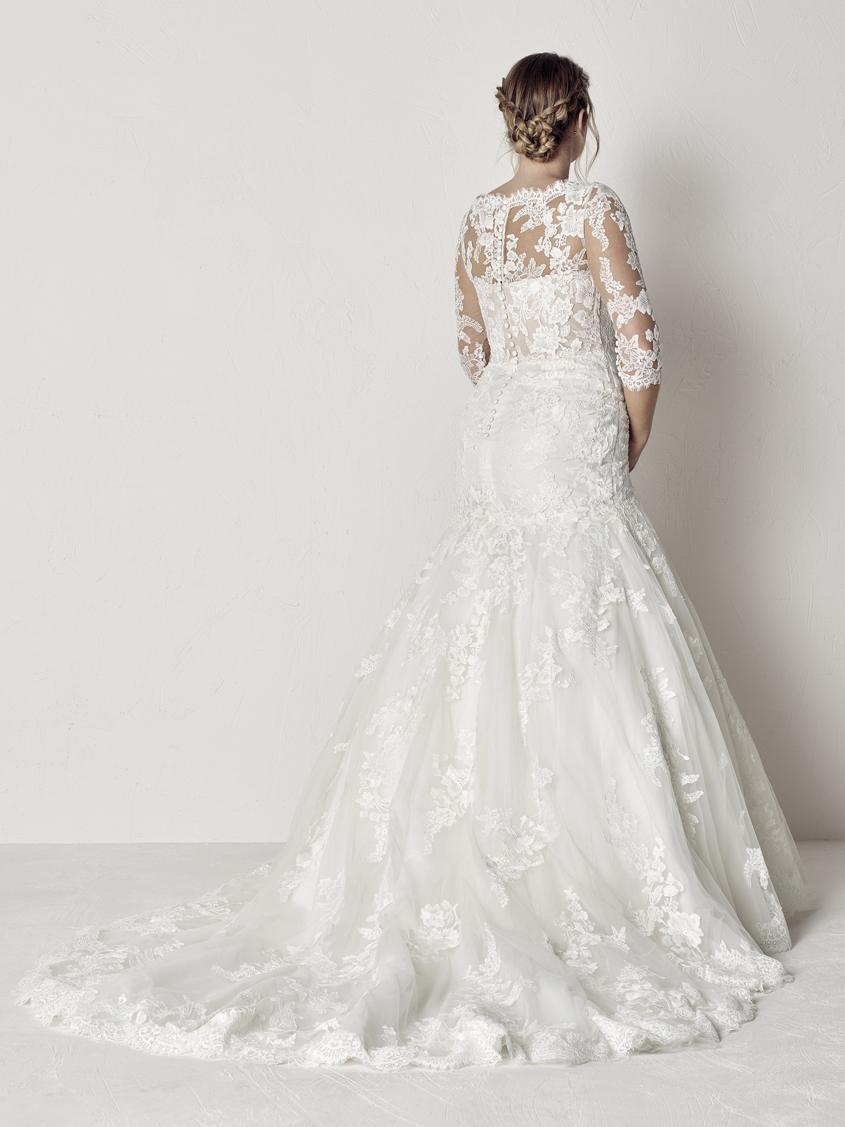 PronoviasBridal-BridesbyYoung-PlusSizeWeddingDress-Evelyn-1.jpg