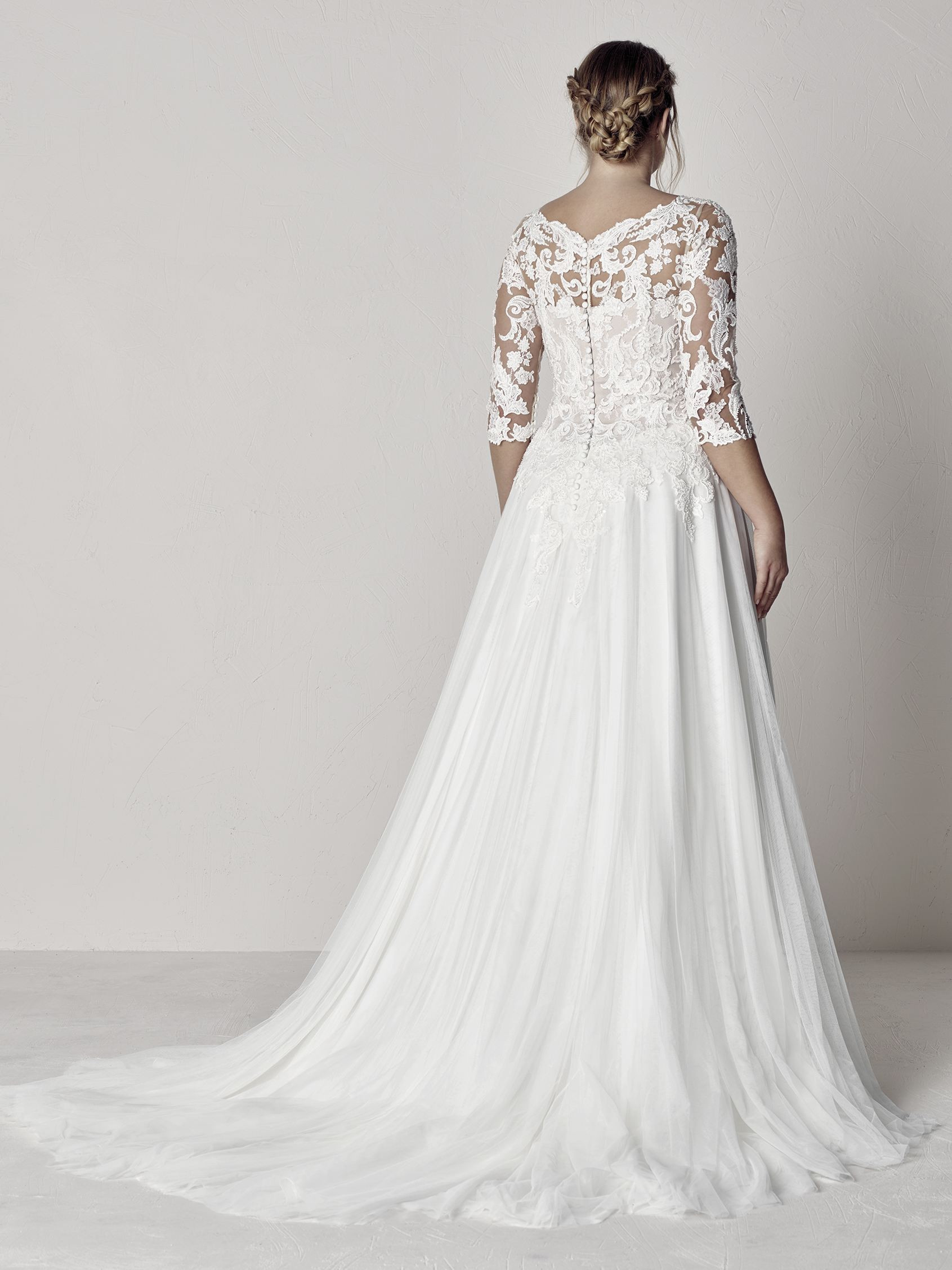 PronoviasBridal-BridesbyYoung-PlusSizeWeddingDress-Etoila-1.jpg