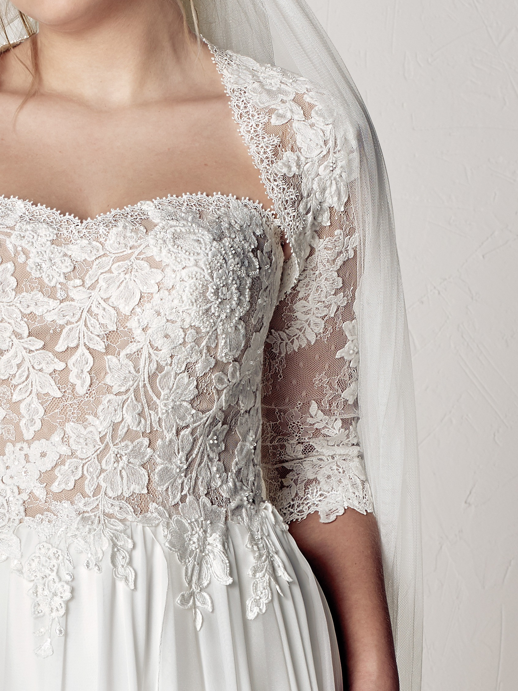 PronoviasBridal-BridesbyYoung-PlusSizeWeddingDress-Etir-1.jpg