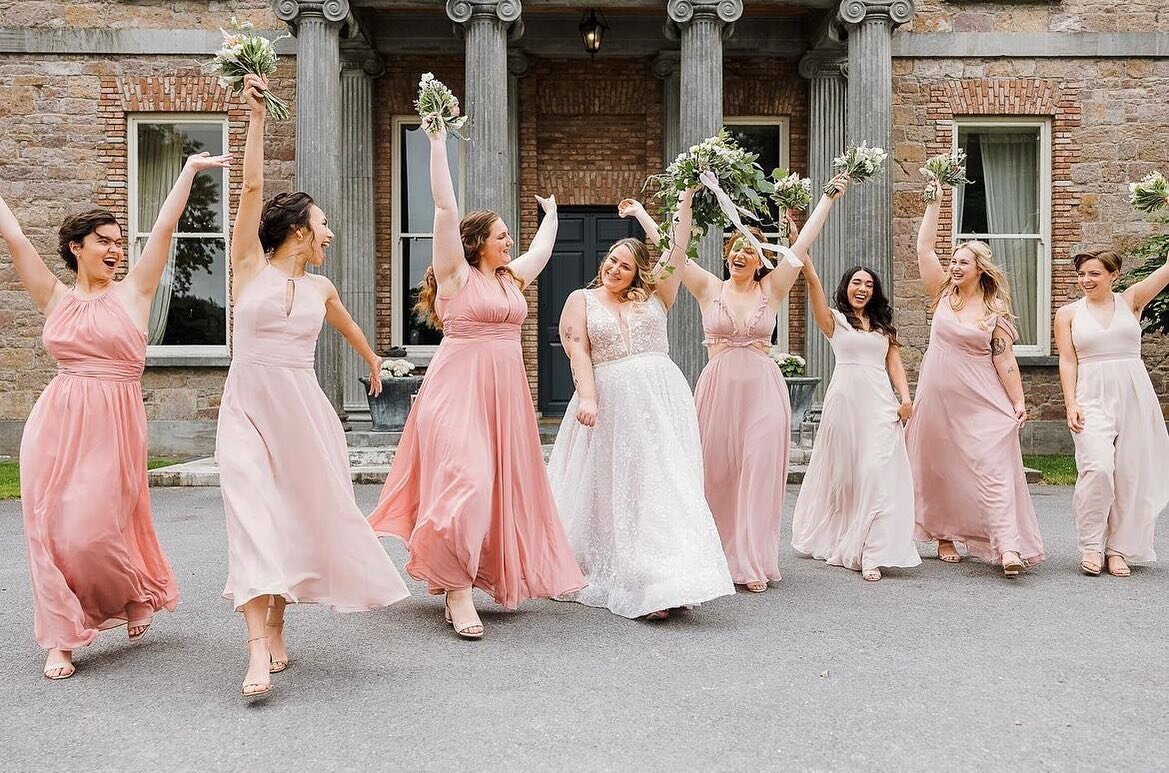 Saturday feels 🥳👏

Don&rsquo;t forget to tag us in your wedding photos and use our hashtag #BridesbyYoungRealBride ❤️

Photography: @dashacaffreyphotographer