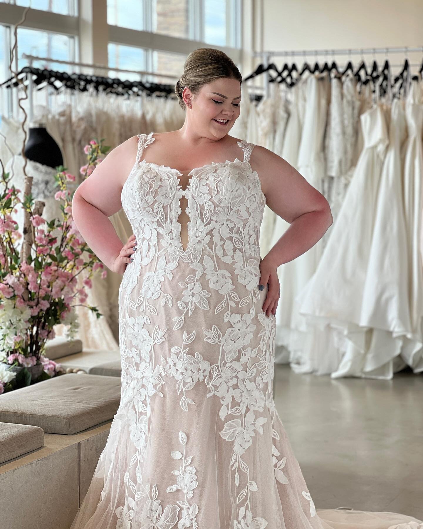 Up close and in *awe* of this wedding dress 😍😍 Love this whole design - from the flowing lace, the flattering neckline, to the gentle color shade!