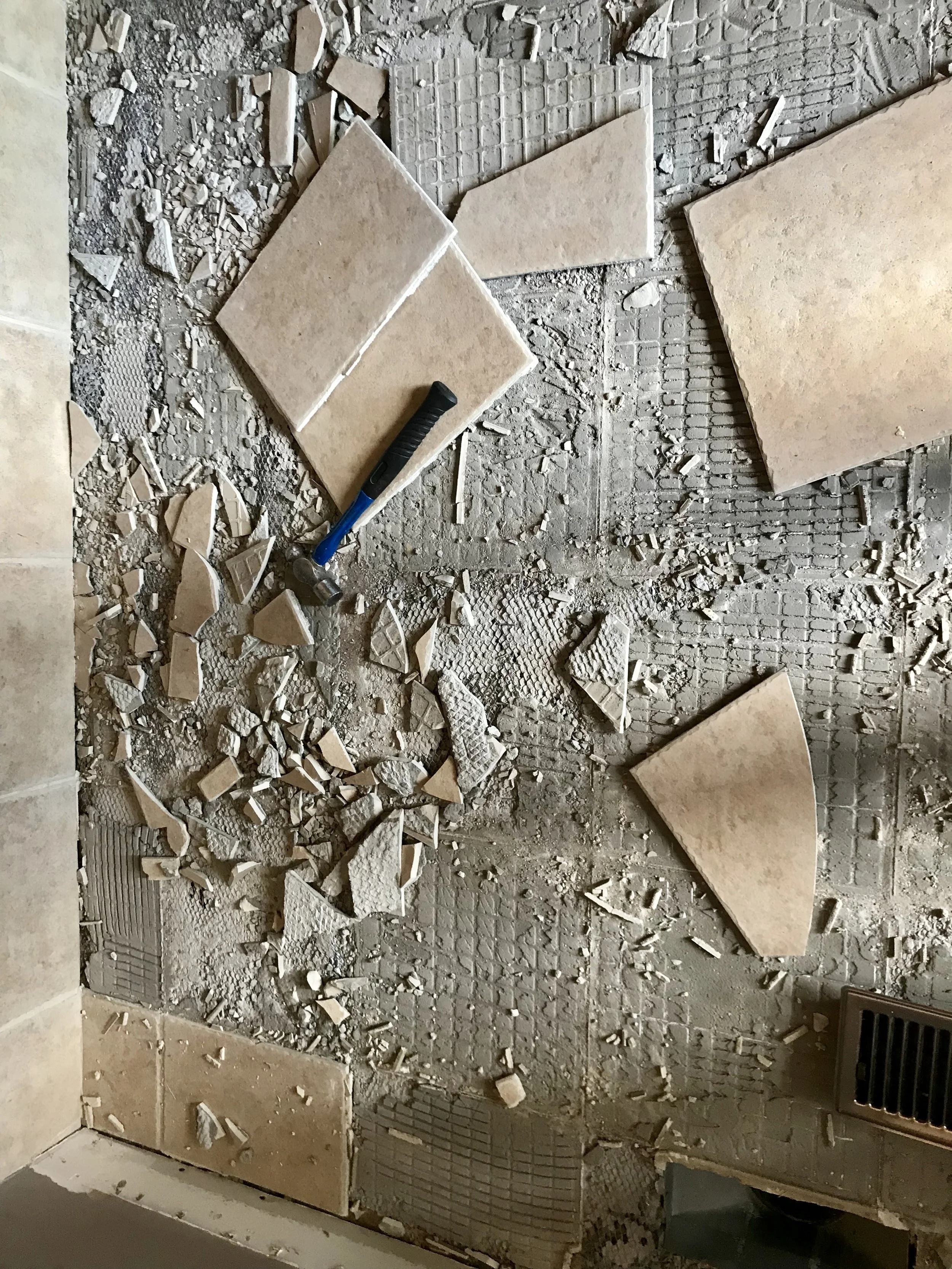 REMOVING CERAMIC TILE FOR BEGINNERS!  WEEK 2 OF THE RENO CHALLENGE