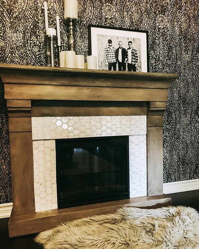 Last week we painted two walls in our master bedroom and this week we wallpapered the other two.  All I can say is WOWZA🖤 
This beautiful peel and stick wallpaper by @roommatesdecor is called &ldquo;Ornate Ogee&rdquo; in Black, and while some call i