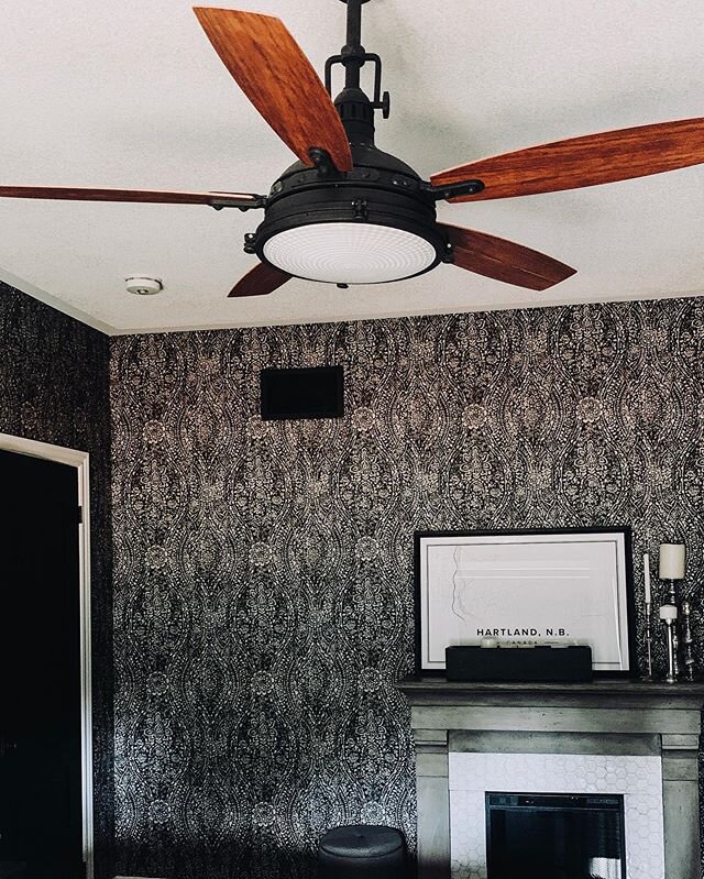 Who says ceiling fans can&rsquo;t be both beautiful and functional? I&rsquo;m here to show you they can be both! 
We have once again partnered with @living_lighting_inc and 
last week installed this gorgeous Hatteras Bay Ceiling Fan by Kichler, and I