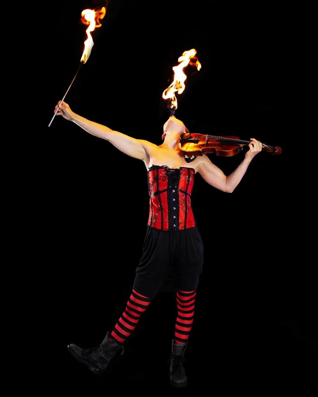 &diams;️Sonja Sapphire&diams;️

...
📸 by @ovcharenko_viktoria
#theredsapphires #fireeating #fire #fireartist #violin #violinvirtuoso #violinstagram #violinist #circusopera #sonjaschebeck