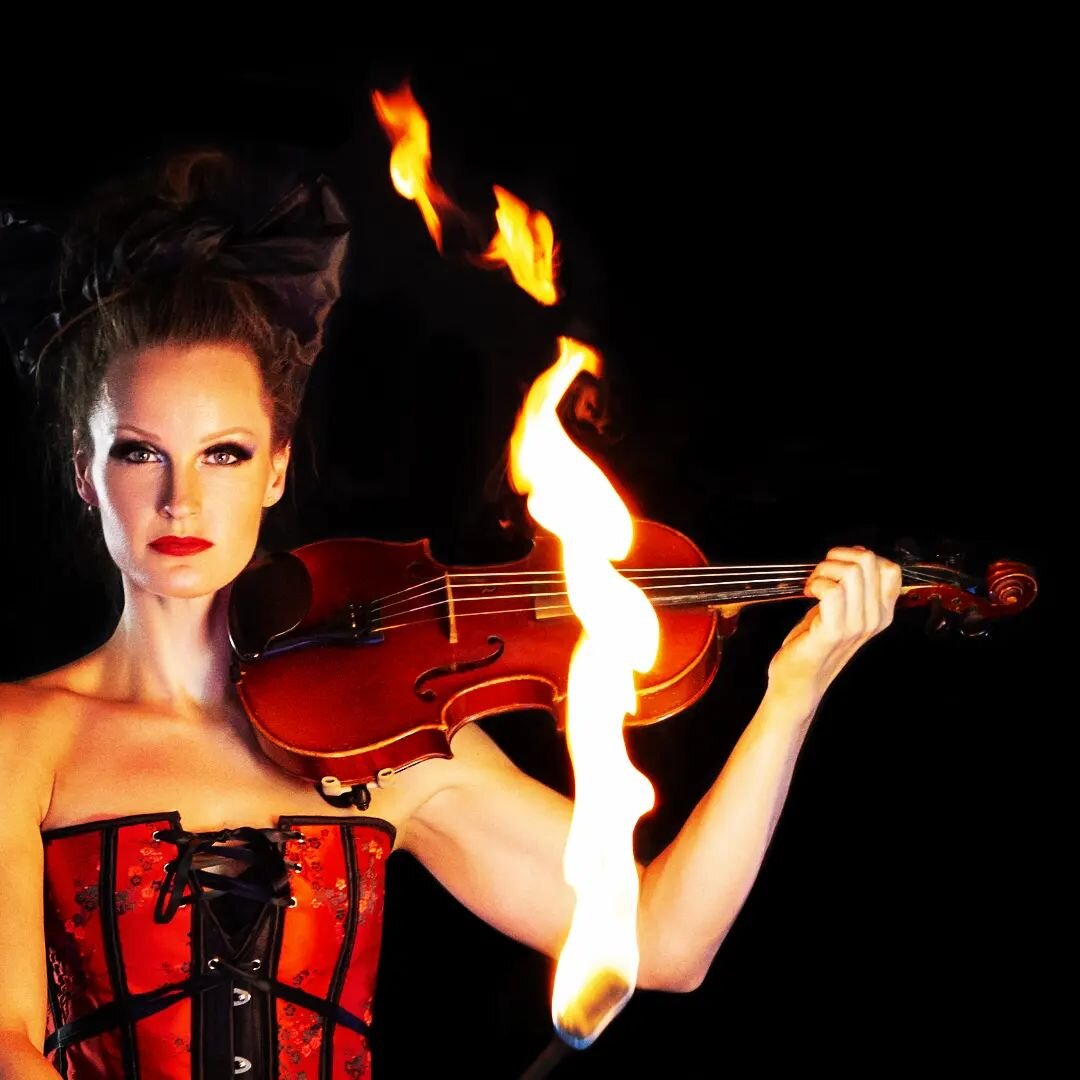 &diams;️Sonja Sapphire&diams;️

...
📸 by @ovcharenko_viktoria
#theredsapphires #fireeating #fire #fireartist #violin #violinvirtuoso #violinstagram #violinist #circusopera #sonjaschebeck #chloecharody #chloecharodycreations