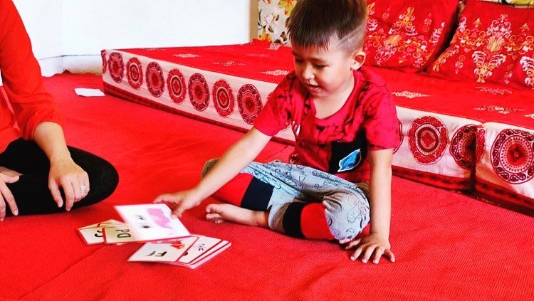 The lovely Benjamin who is currently in a #refugeecamp in #indonesia receives one of our packages filled with craft activities and educational materials 🌈❤️#supportrefugees #bringthemhere #afghanistanrefugees #refugees