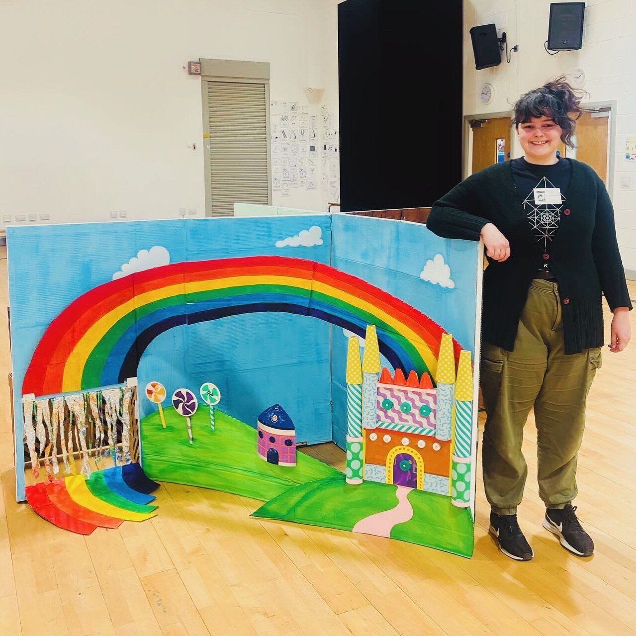 @bryony_mccombie_smith and her fantastic #set she made for our #puppetshow at Oakfield school last week. Join Bryony and Izzy for a free #webinar tonight and listen to them share their wonderful knowledge in #sustainable #puppetmaking and #setmaking 