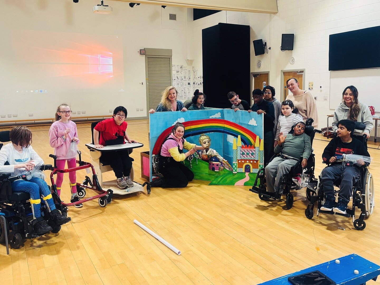 Finishing up a wonderful project at Oakfield School Nottingham 🧚🌈🦄👯&zwj;♀️

#puppets #show #disabledchildren #puppetshow #artisforeveryone #artscouncilengland #chloecharodycreations

 #set by @bryony_mccombie_smith #puppets by @izzy.puppets 🧚🦄?