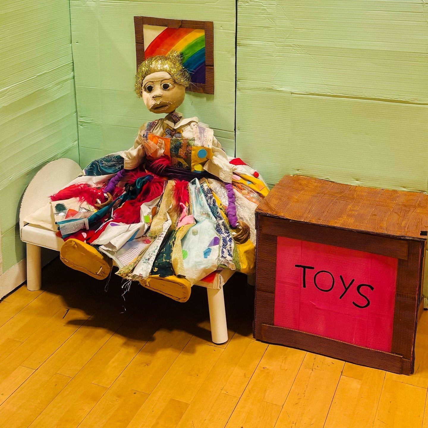 Our #puppet Shauna having a rest after a busy #show at Oakfield School🧚🦄🌈🎪
#puppetset nu @bryony_mccombie_smith 
Puppet nu @izzy.puppets 
Supporter nu @aceagrams