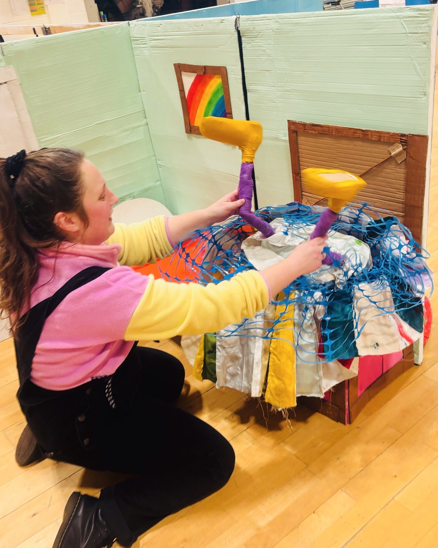 The fabulous @izzy.puppets and our #puppet Shauna getting sucked inside her #toybox , embarking on a tumultuous journey to Rainbow World! 🌈 🦄 We had lots of fun with this last week at Oakfield School 🎪🤸&zwj;♀️🧚
#created by @chloecharodycreations