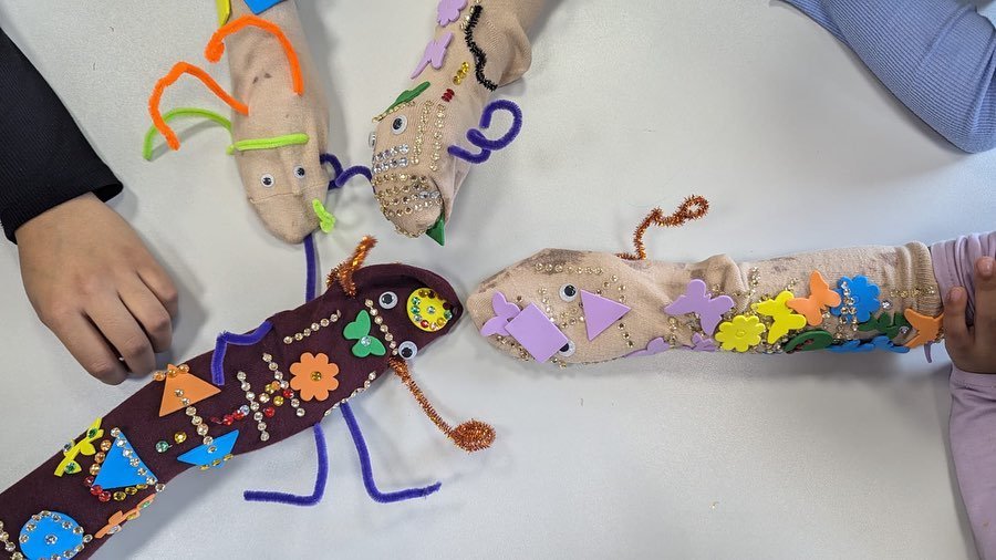 A brilliant start to our Happy hARTs project today at Hudson Green Library @nottmlibraries led by the fabulous @izzy.puppets supported by @aceagrams 🌈❤️