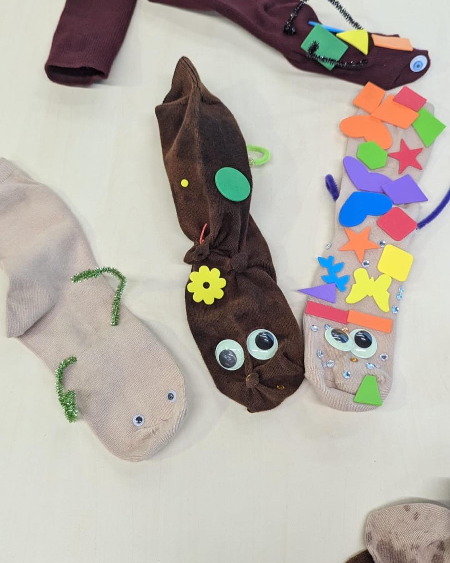 Another brillant free #puppetmaking #workshop for our Happy hARTS Project this time at St Anne&rsquo;s Library @nottmlibraries led by the brilliant @izzy.puppets supported by @aceagrams 🌈❤️