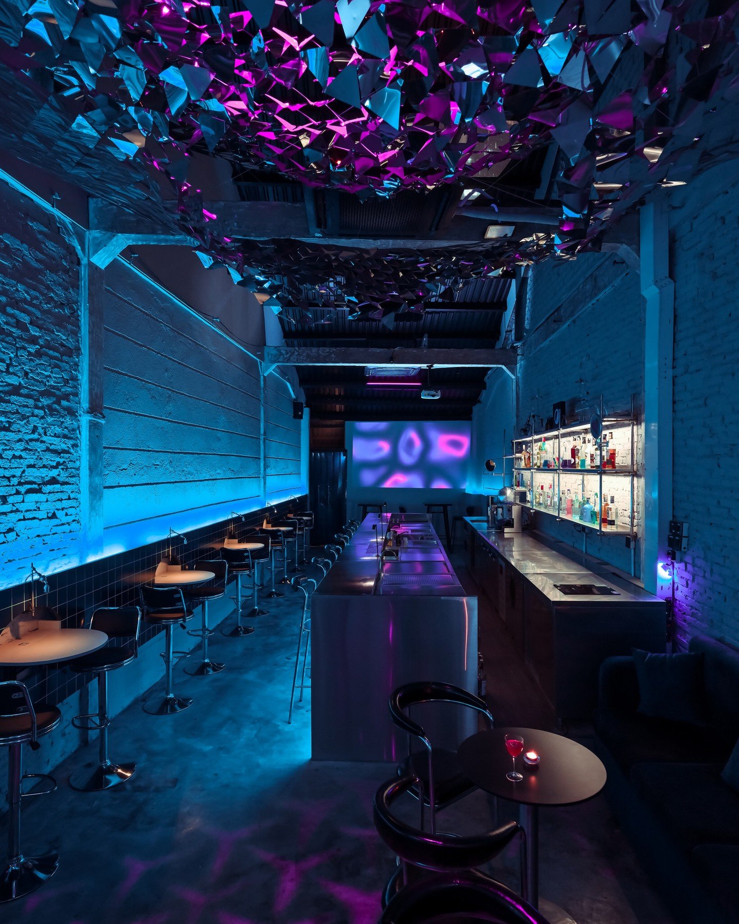 V&agrave;i ảnh chill đ&ecirc;m tại paracetamol.bar, chiếc bar duy nhất c&oacute; quả view trần rất quen.
Design &amp; build by S1.Design 
Assistant lighting. Khanh Nguyen 
#valorstudio #s1design #paracetamolbar #nightlife #chupanhkientruc #chupanhnoi