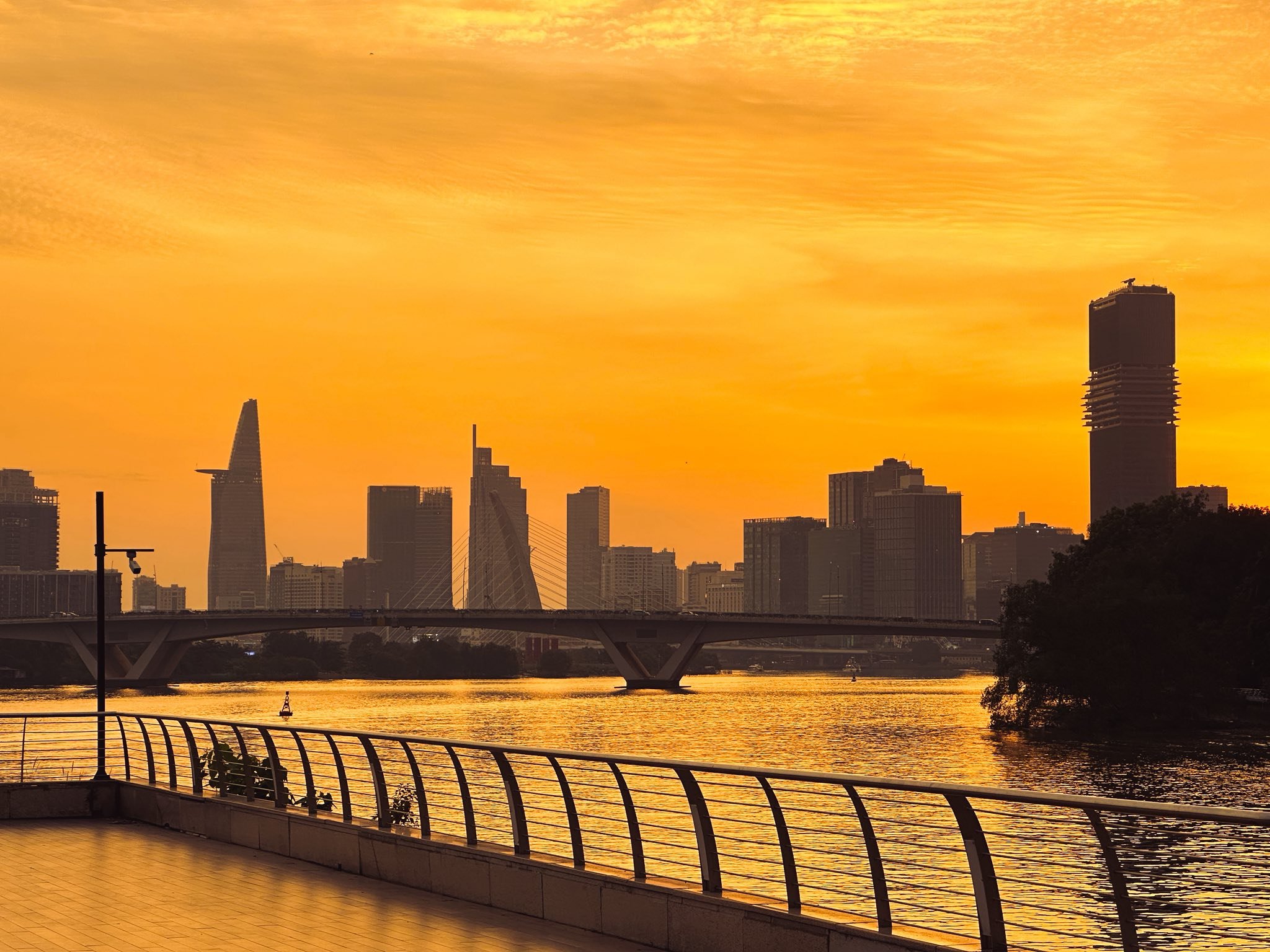 Một người đ&agrave;n &ocirc;ng đang đi bộ tr&ecirc;n phố. V&agrave;o một khoảnh khắc n&agrave;o đ&oacute;, anh ta cố gắng nhớ lại điều g&igrave; đ&oacute;, nhưng k&yacute; ức lại vụt mất khỏi t&acirc;m tr&iacute;. Anh ta tự động bước chậm lại.

Trong