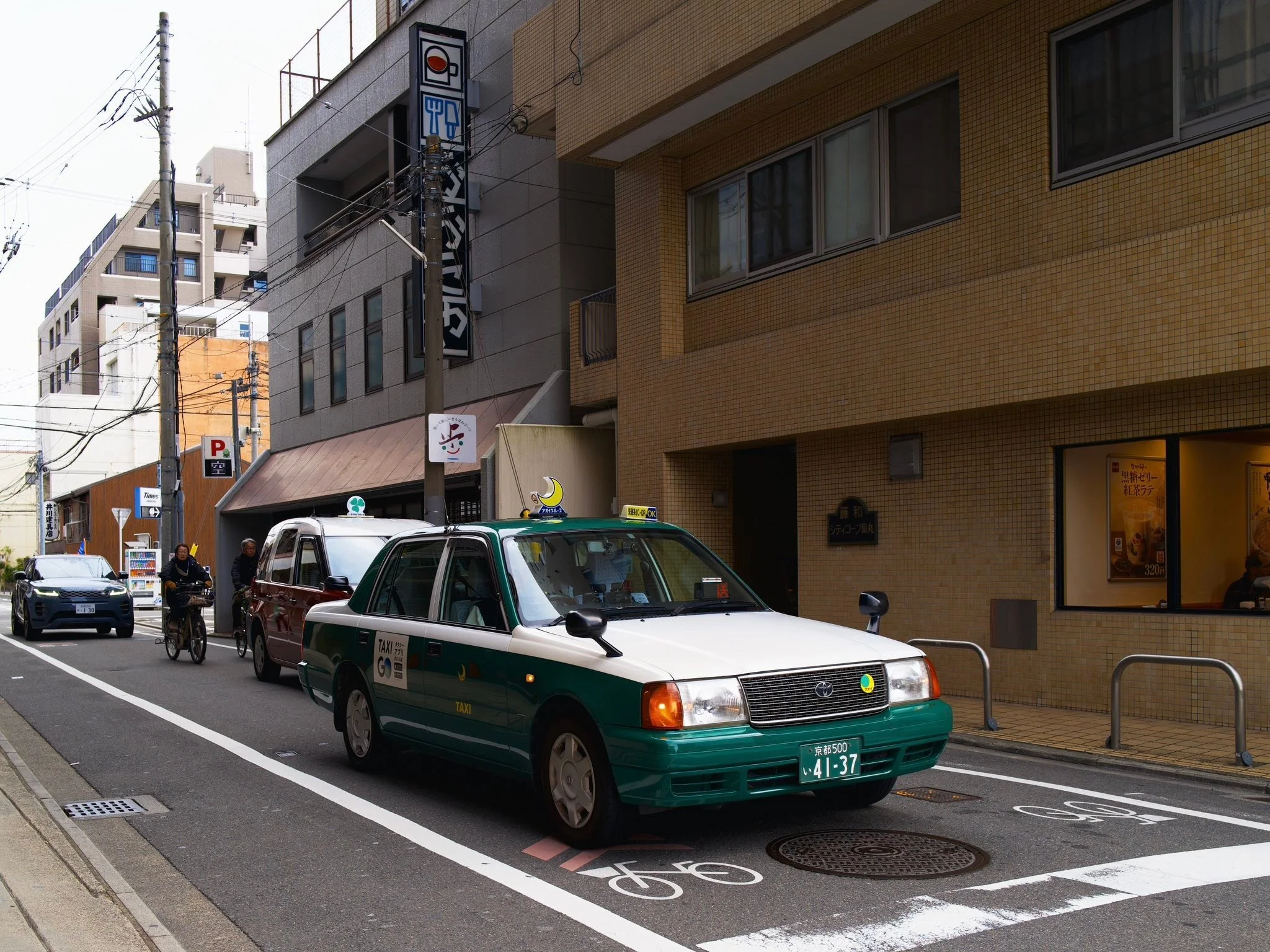 Book chiếc taxi m&agrave;o xanh, bảo b&aacute;c t&agrave;i đạp kh&ocirc;ng cần phanh, lướt thật nhanh ngắm n&uacute;i với trời xanh, xong xuống thuyền đi v&ograve;ng quanh :))

Tour n&agrave;y b&ecirc;n Nhật AZ nh&eacute;. Đi mệt chết mợ nhưng m&agra