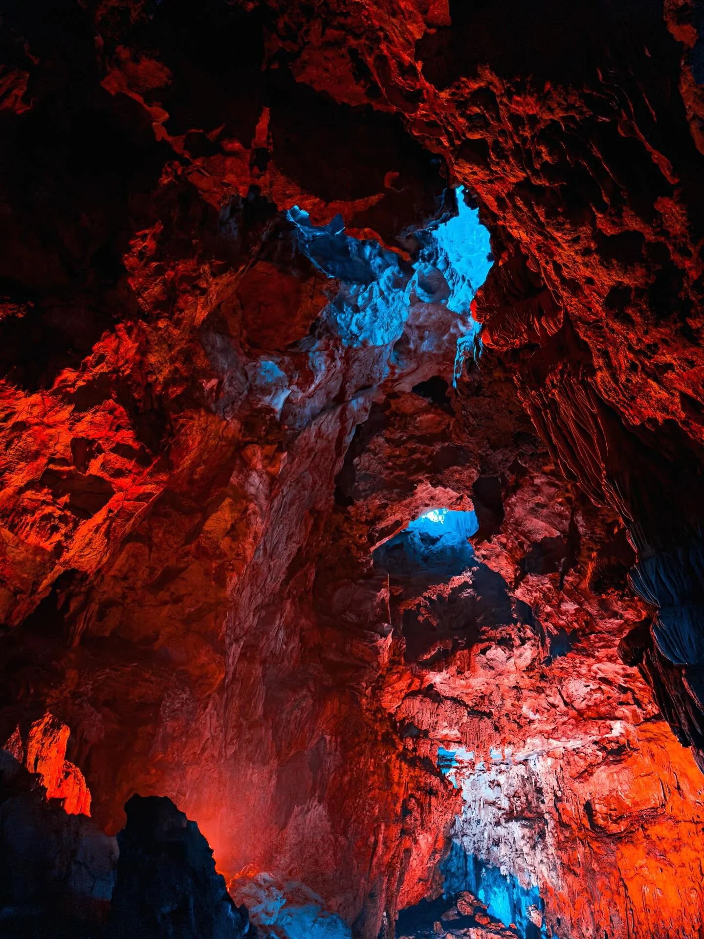 Động Ngườm Ngao, Cao Bằng.

Nếu h&ocirc;ng c&oacute; tiền đi Sơn Đoong th&igrave; đi nơi n&agrave;y chỉ với 60k. Động n&agrave;y như một thế giới viễn tưởng. Cả c&aacute;i động m&aacute;t lạnh hun h&uacute;t cả chục c&acirc;y số kh&ocirc;ng một b&oac