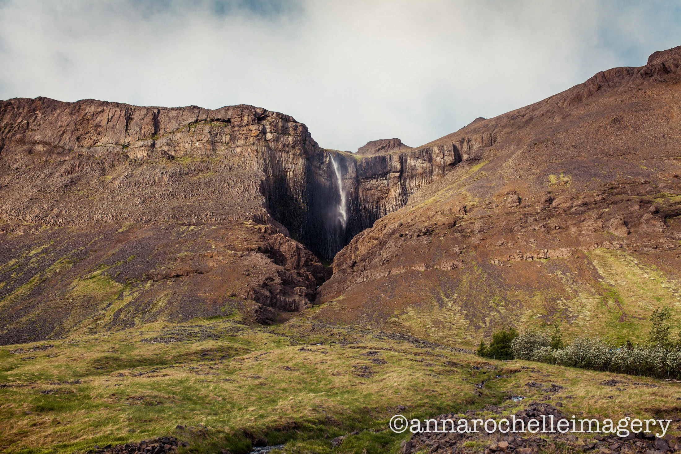 southern-region-iceland-waterfall-roadside-roadtrip-summer.jpg