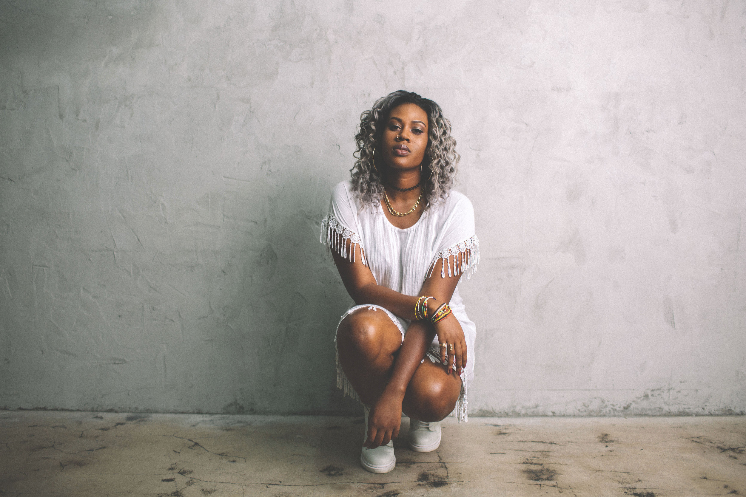 Iman Europe LAを中心に活躍するシンガーソングライター/ラッパー。意志を感じる歌声、Lauryn Hillの影響を感じさせる言葉への強烈な意識に加え、R&B、ソウル、トランスミュージックの要素を盛り込み、Frank Oceanを思わせる幻想的な雰囲気を併せ持った自身の音楽について、Imanは「サイケデリック・ソウル」と呼ぶ。その音楽性が発揮されたアルバム『Nami』は日本でもリリースされ、キレの良いビートとまったりとしたヴァイヴスが高い評価を受けた。ライブ活動も積極的に行なっており、自身初となるNY公演は伝説のライブハウス・S.O.B’sで行われ、その後も各地でパフォーマンスを披露し続けている。