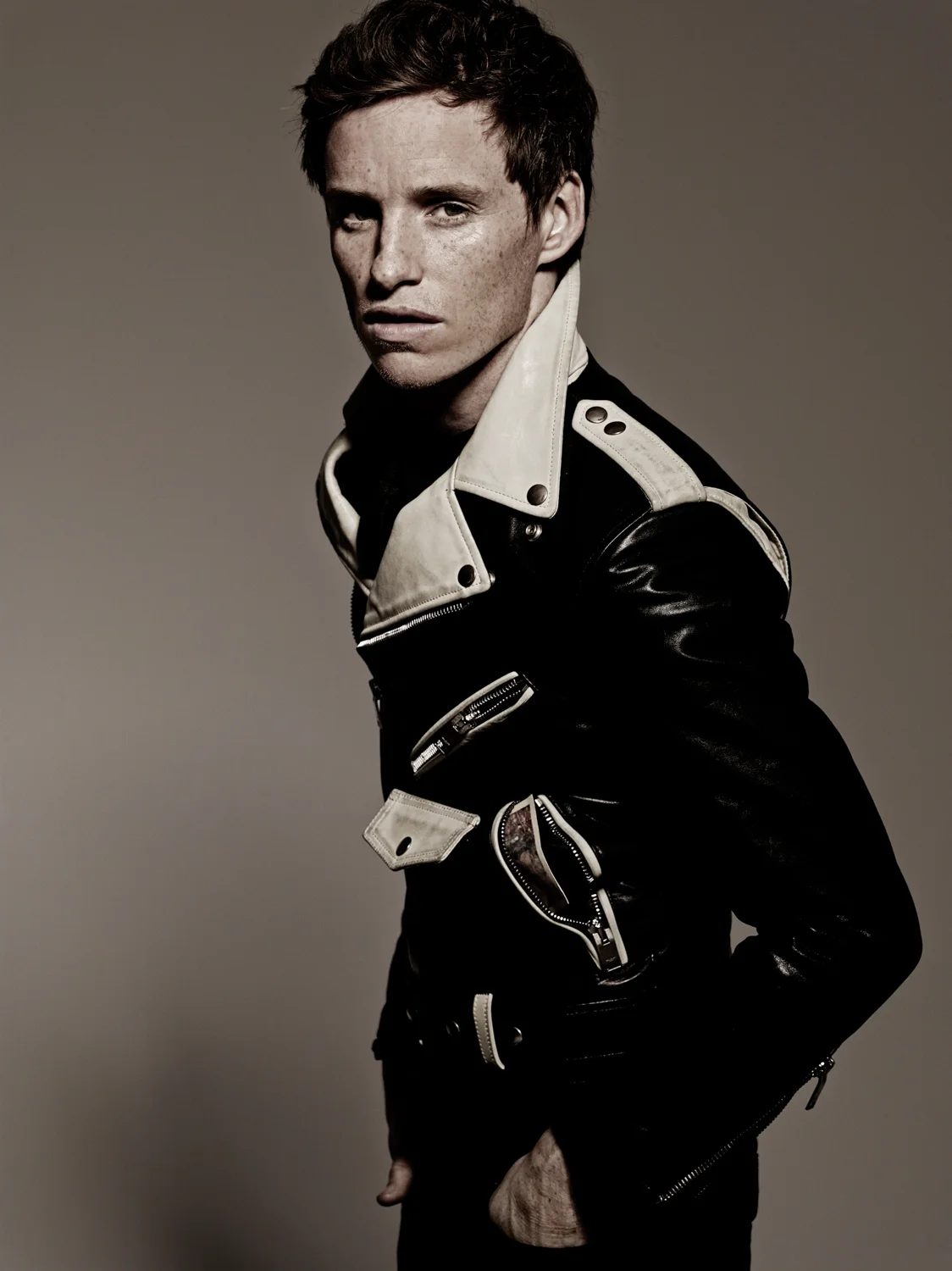 eddie-redmayne_best-shot-digital_michel-comte_luomo-vogue-3.jpg