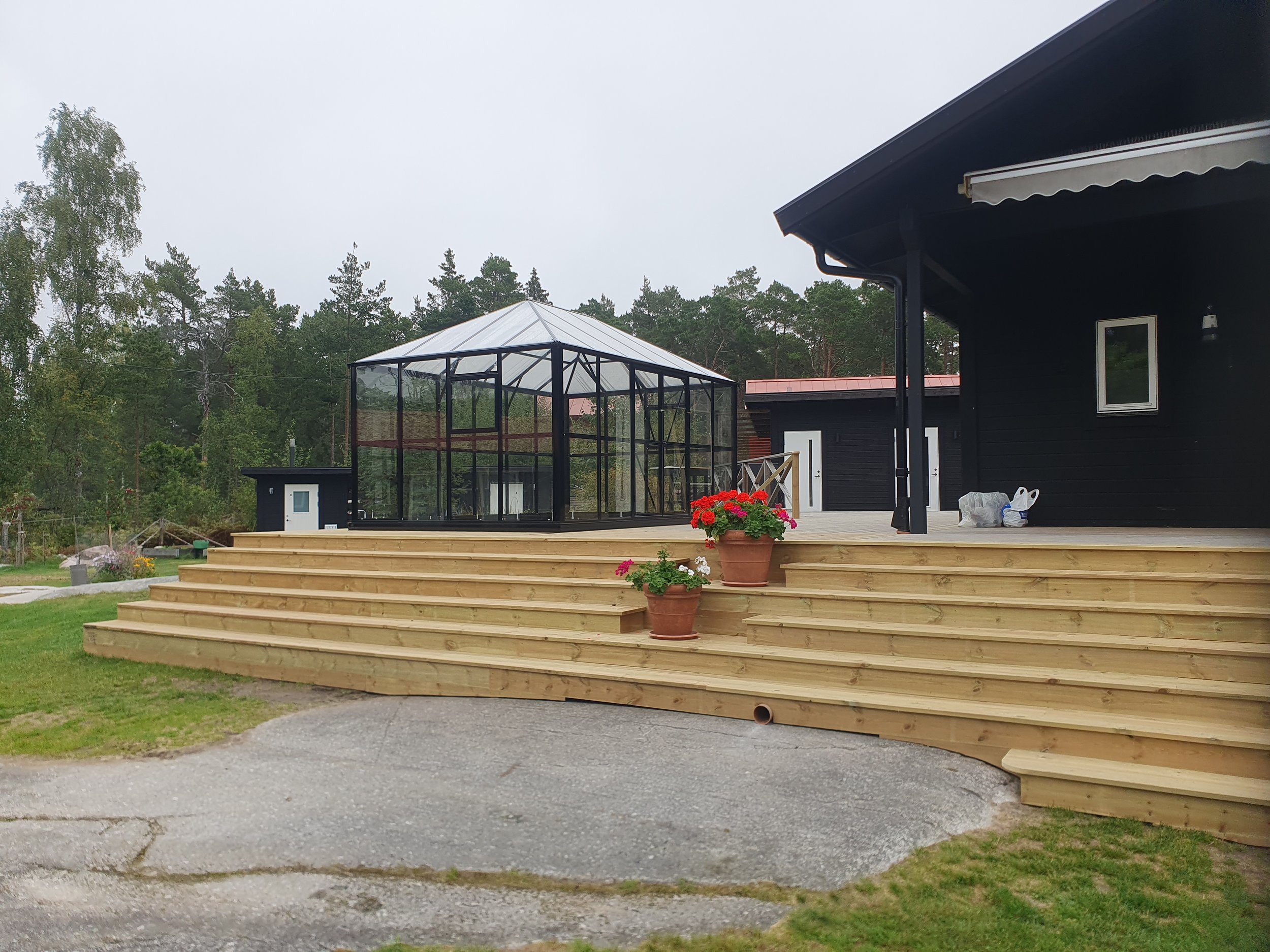 Altantrappa på Husarö med lusthus.jpg