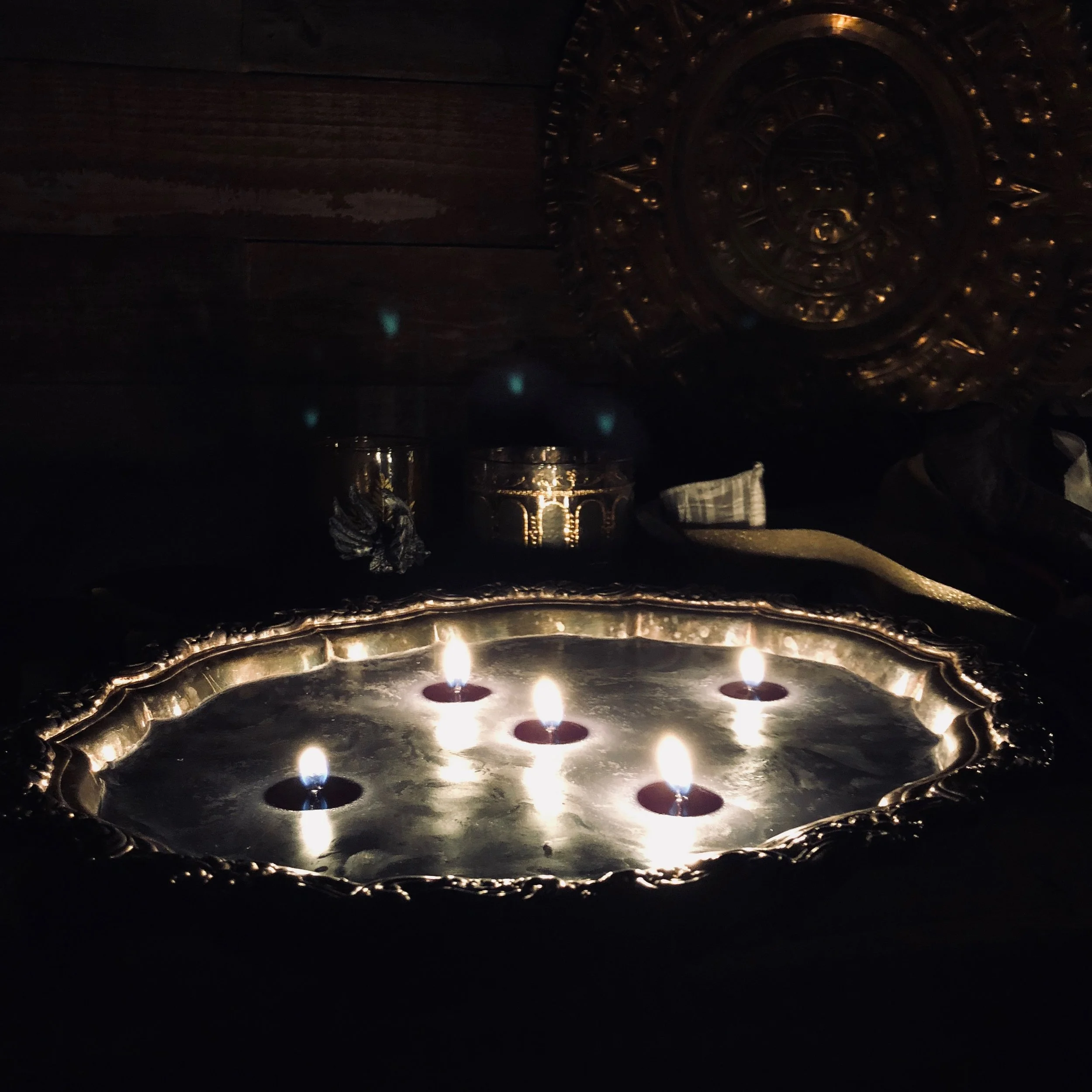 🌑Silver Shadows •Soy wax •Lavender Essential Oil •Multiple wick •Antique silver tray