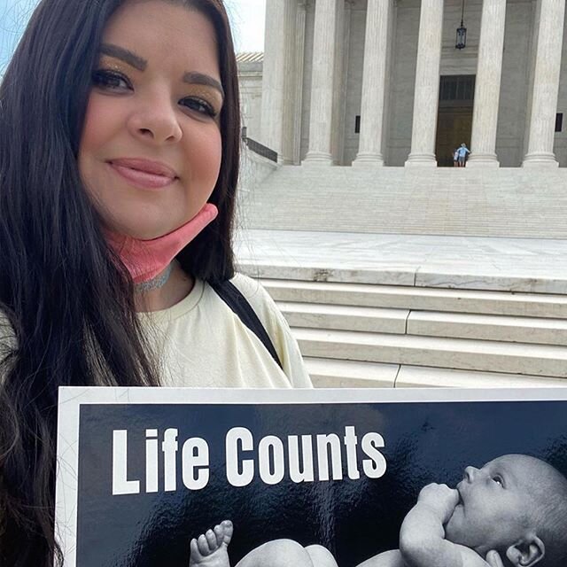 Wanted to take a moment to thank @terrisalin, @tonimcfadden12 and the others who&rsquo;ve been holding it down outside the SCOTUS waiting for a decision on #junemedicalservicesvrusso This is a huge abortion related case and the Court may rule as earl