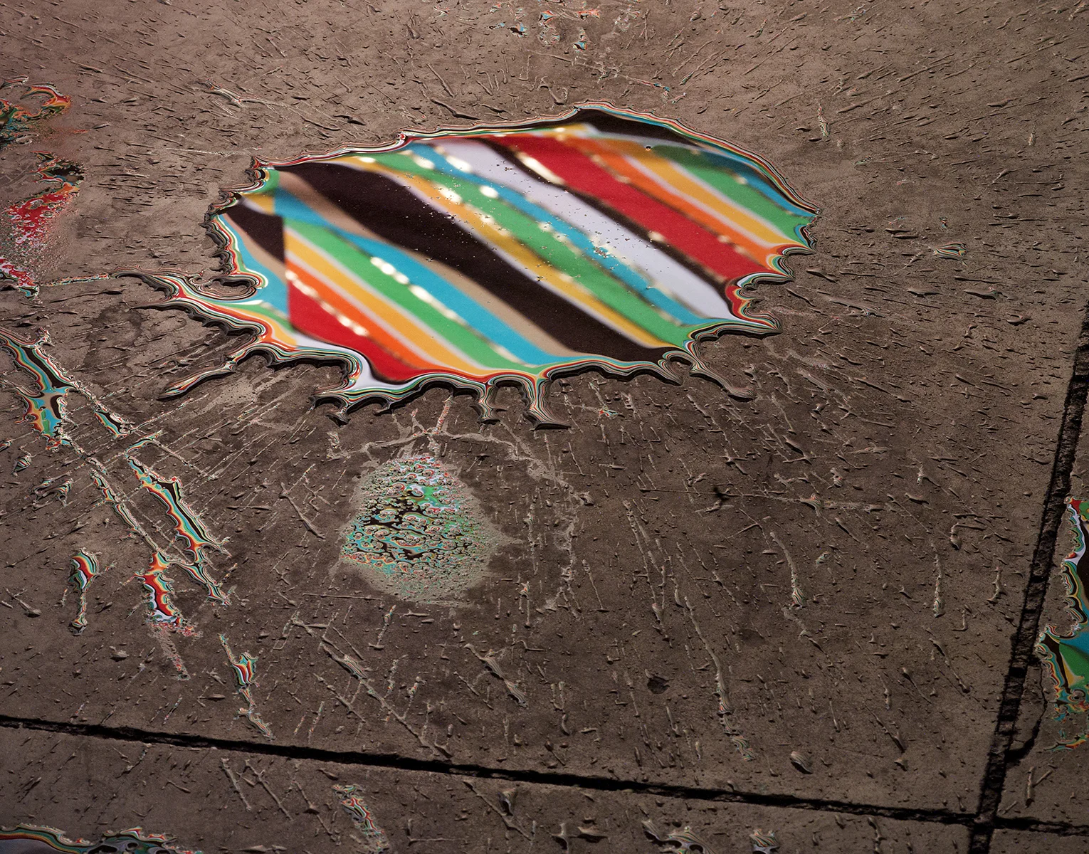 Spill , 2015 Archival pigment print 20 x 25 1/2 inches ————