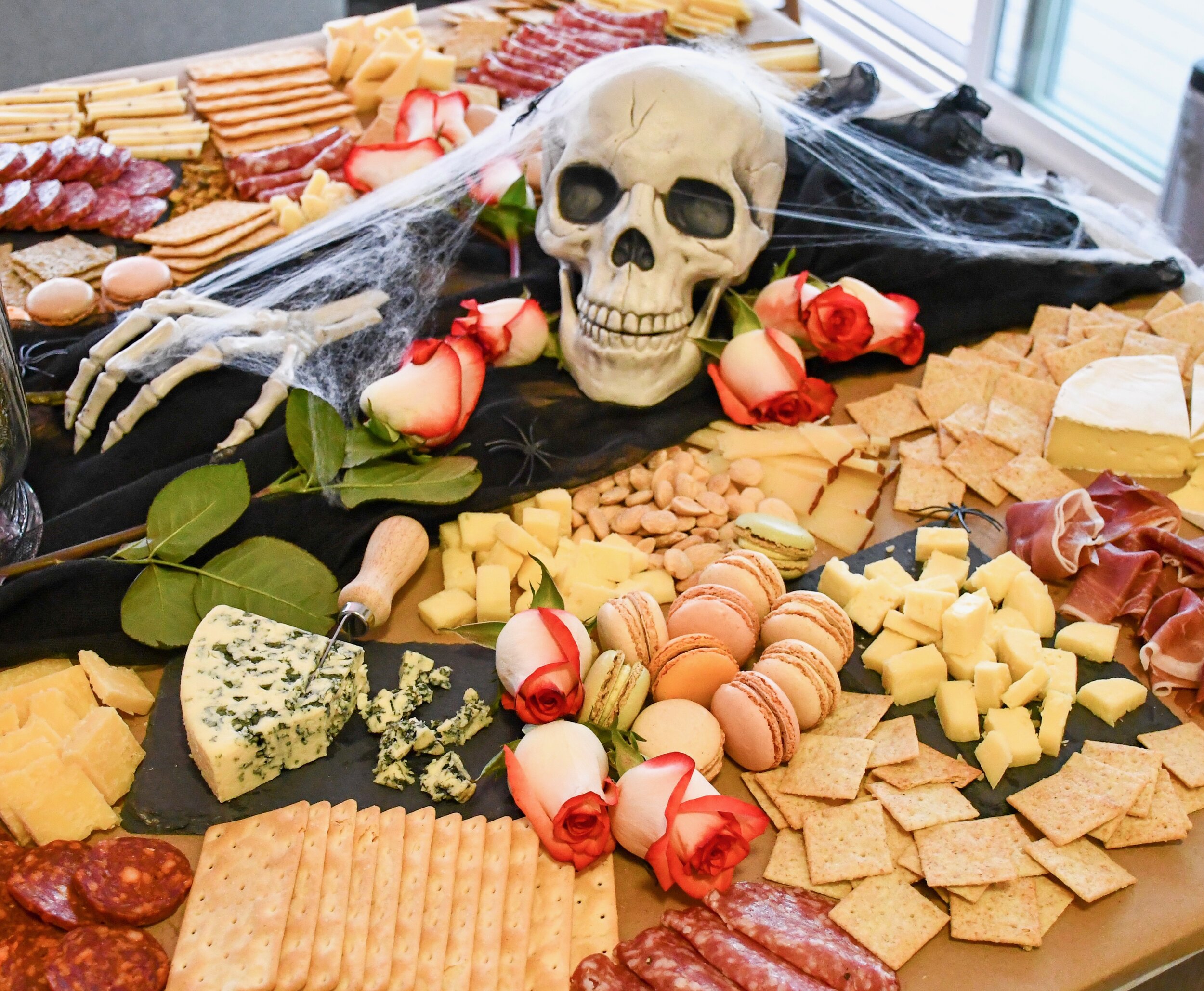 www.tarynintotravel.com | Halloween Grazing Table | #grazingtable #halloweentablescape #halloweenfood 