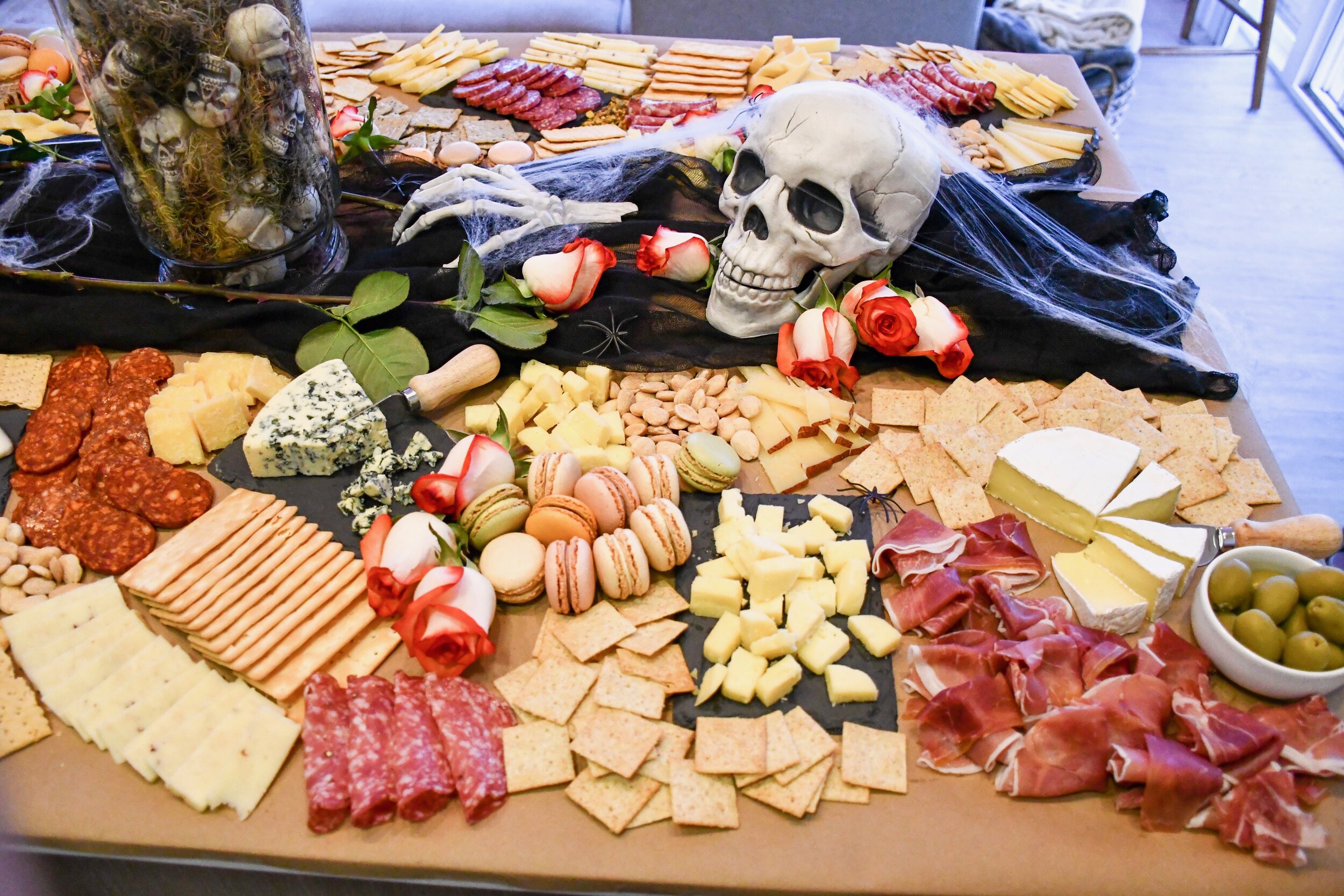 www.tarynintotravel.com | Halloween Grazing Table | #grazingtable #halloweentablescape #halloweenfood 