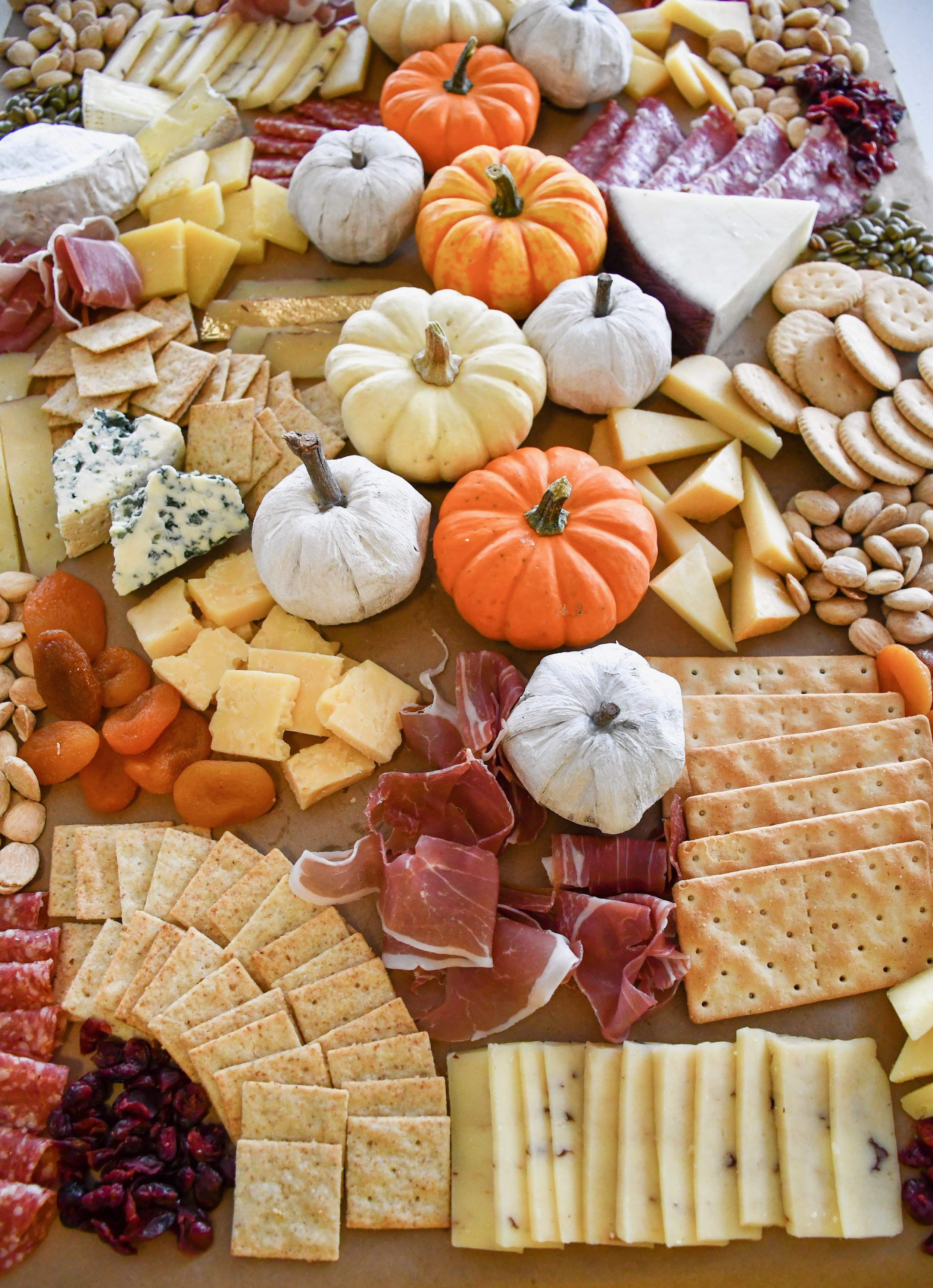 www.tarynintotravel.com | Thanksgiving Grazing Table | #thanksgivinggrazingtable #thanksgivingentertaining #charcuterieboard #thanksgivingtable 