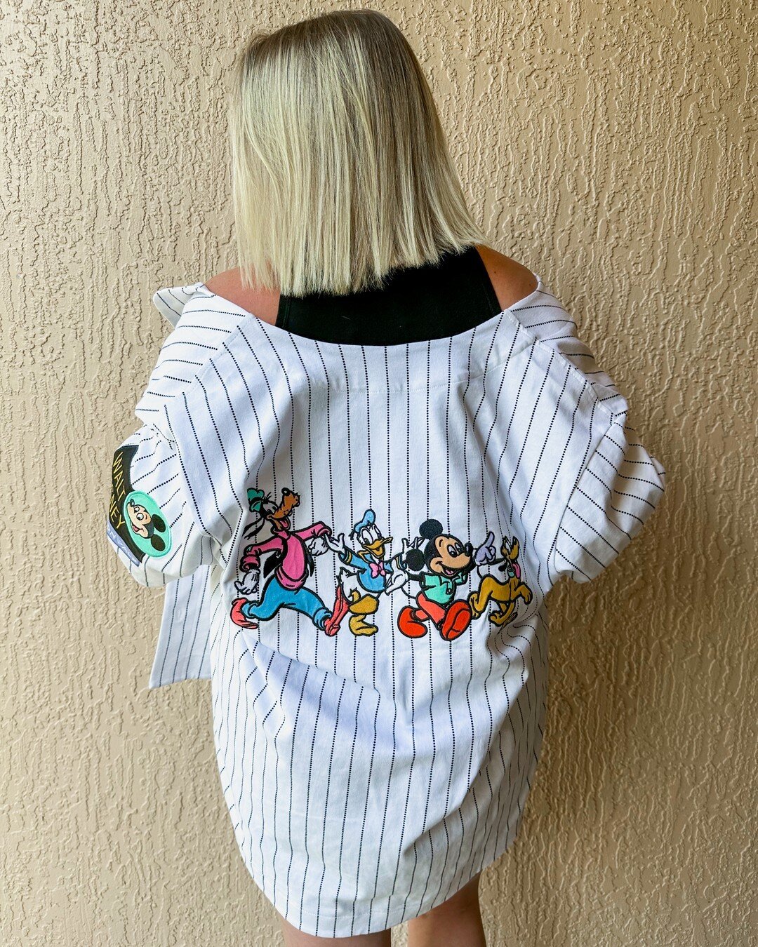Sharing a couple of Disney finds today in stories! I wore this baseball jersey the other day to watch Fantastic for the first time at Hollywood Studios ✨🎥 I thought the show was so cute! Have you seen it before?! 😍 You can shop this in my stories o