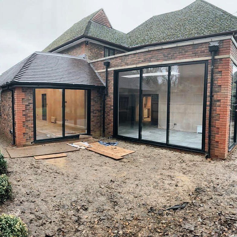 A view from the back garden of the rear and side extension. Great space with amazing details 👌🏽

#copings #copingstones #extensions #renovation #berkshirebuilders #berkshire #bucks #carpentry #designandbuild #construction #slidingdoors #quoinbrickw