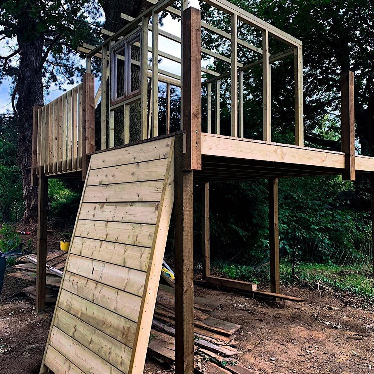 T R E E  H O U S E &bull;

 Made a start on a tree house for some very lucky boys! What a great way to spend the summer holidays 
.
.
#carpentry #jlabuild #berkshire #berkshirecarpenter #berkshirebuilder #maidenheadbuilder #maidenheadcarpenter #treeh