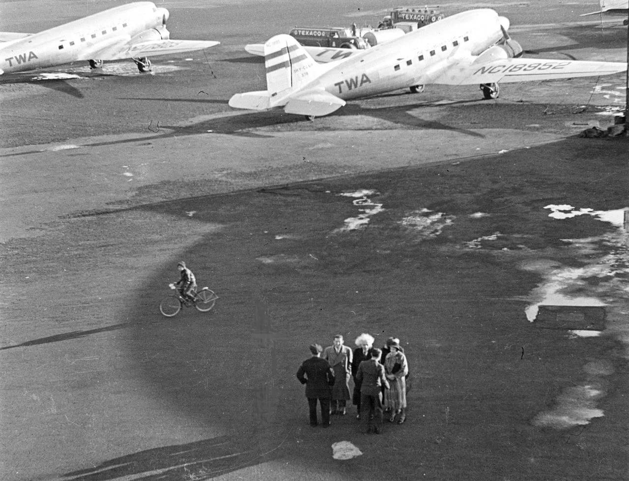 1280px-Einstein_at_Newark_Airport_in_April_1939.jpg