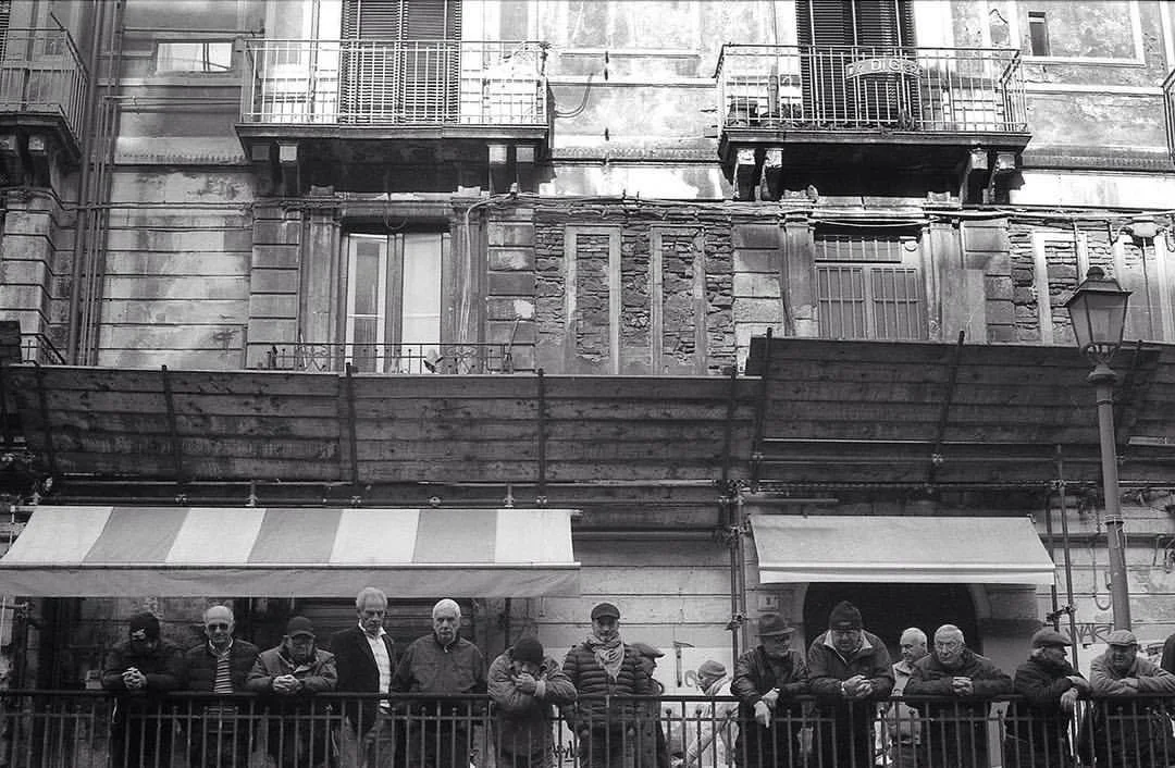 Men at Catania’s market. Sicily. Outside of the box #7 . Images from my archive. #Sicily #Sicilia #Italy #Italia #neorealism #market #food #film #filmisnotdead #friends #men #sicilians #photooftheday #antoniosansica #streetphotography #35mm #urban #kodak #myfeatureshoot #fotomobile #kodaktrix400 #bw #blackandwhite